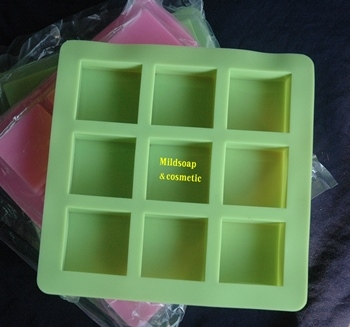 พิมพ์ซิลิโคน คลาสสิก 90 / 6 x 6 x3 cm / 100 กรัม / 9หลุม /ใช้ซองสบู่ขนาด 9 x 11.5 cm.