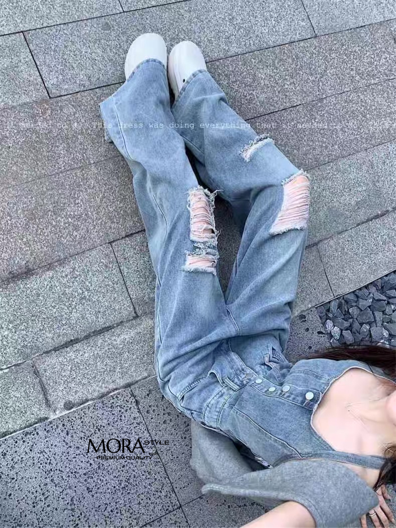 จั๊มสูทยีนส์ขายาว ใส่แบบคล้องคอมีสม๊อคด้านหลัง แต่งกระดุมหน้า แต่งขาดช่วงเข่า งานสวยมากกก เป็นอีกรุ่นที่ใส่เที่ยวได้หลายโอกาสเลยค่าา