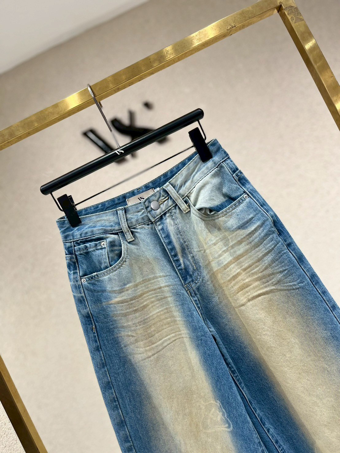 กางเกงยีนส์ขายาวฟอกสีสกรีนลาย