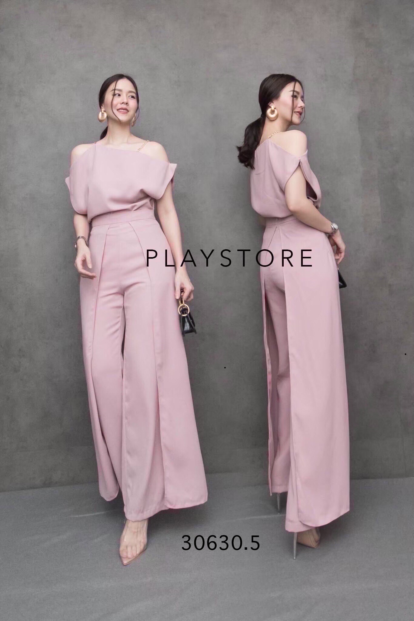 MiRRoRSiSTER’s SET oF WaCHaCha•• ชุดเซ็ทเสื้อกางเกง ทรงสวยเป๊ะปัง ด้วยดีเทลช่วงบน เป็นสายเดี่ยวโซ่ทอง แต่งปาดไหล่สโลปเก๋ไม่ซ้ำใคร ช่วงกางเกงทรงกระบอกแต่งตีเกร็ดตรงหน้าขา แต่งเลเยอร์2ข้าง เวลาเดินพริ้วมีmovementของเนื้อผ้า สวยดีงามเนื้อผ้าดีมาก ใส่เข้าSET