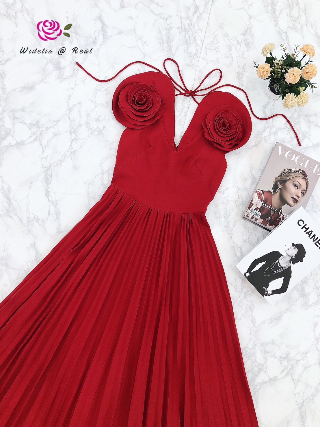 Maxi dress เเม็กซี่เดรสตัวยาว ไหล่ดอกกุหลาบ คอวีหน้าวีหลัง ผูกโบว์ ซิปหลัง กระโปรงอัดพลัท เนื้อผ้าเรียบ สีพื้น งานผ้าอย่างดีค่ะ ทรงสวยเป๊ะ คัตติ้งเนี๊ยบมากๆ รับรองใส่ออกมาไม่ผิดหวังการันตีให้เลย บอกเลยห้ามพลาดเด็ดขาด งานดีงานสวยแน่นอน