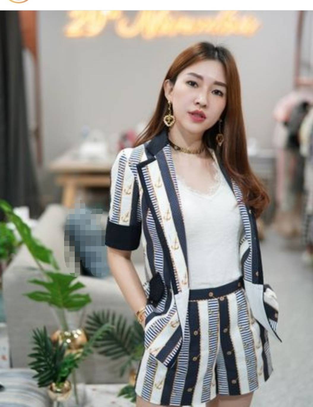 ชุดเซตงานป้ายเสื้อสูทแขนยาวกางเกงขาสั้นลายริ้วไฮโซเก๋ๆ Size L