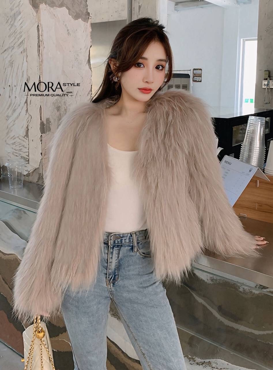 เสื้อคลุมแขนยาวแต่งขนทั้งตัว งานสวยแพง เหมาะกับแฟชั่นหนาวนี้สุดๆ ดีไซน์ออกมาเก๋ งานคือน่ารักมากค่ะ สาวๆต้องมีติดตู้นะคะ