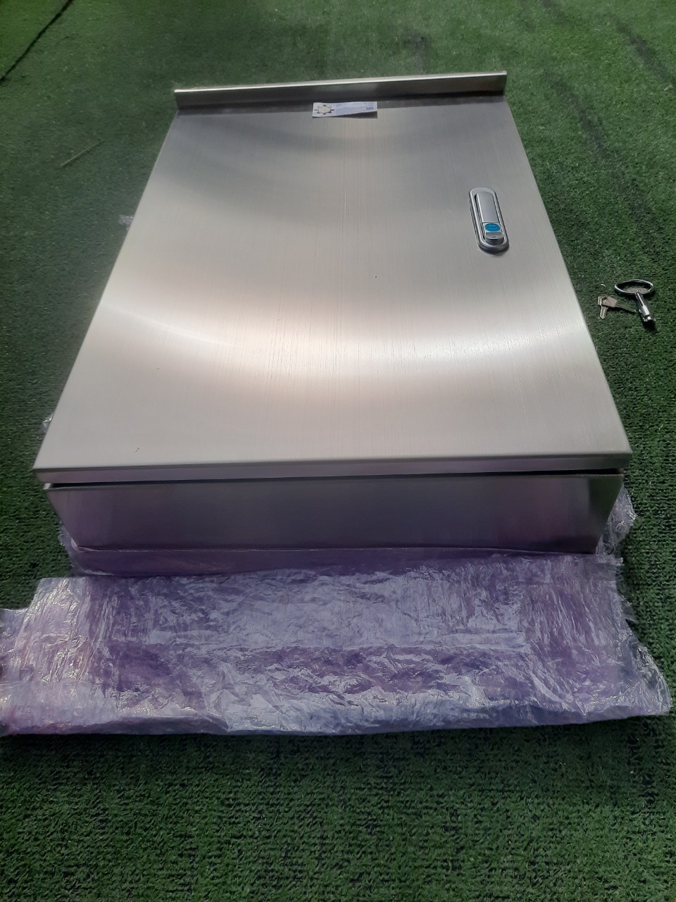 LOAD CENTER 100A ตู้สแตนเลส 304 มีหลังคาสโลป W450xH650xD152mm. (30ช่อง)