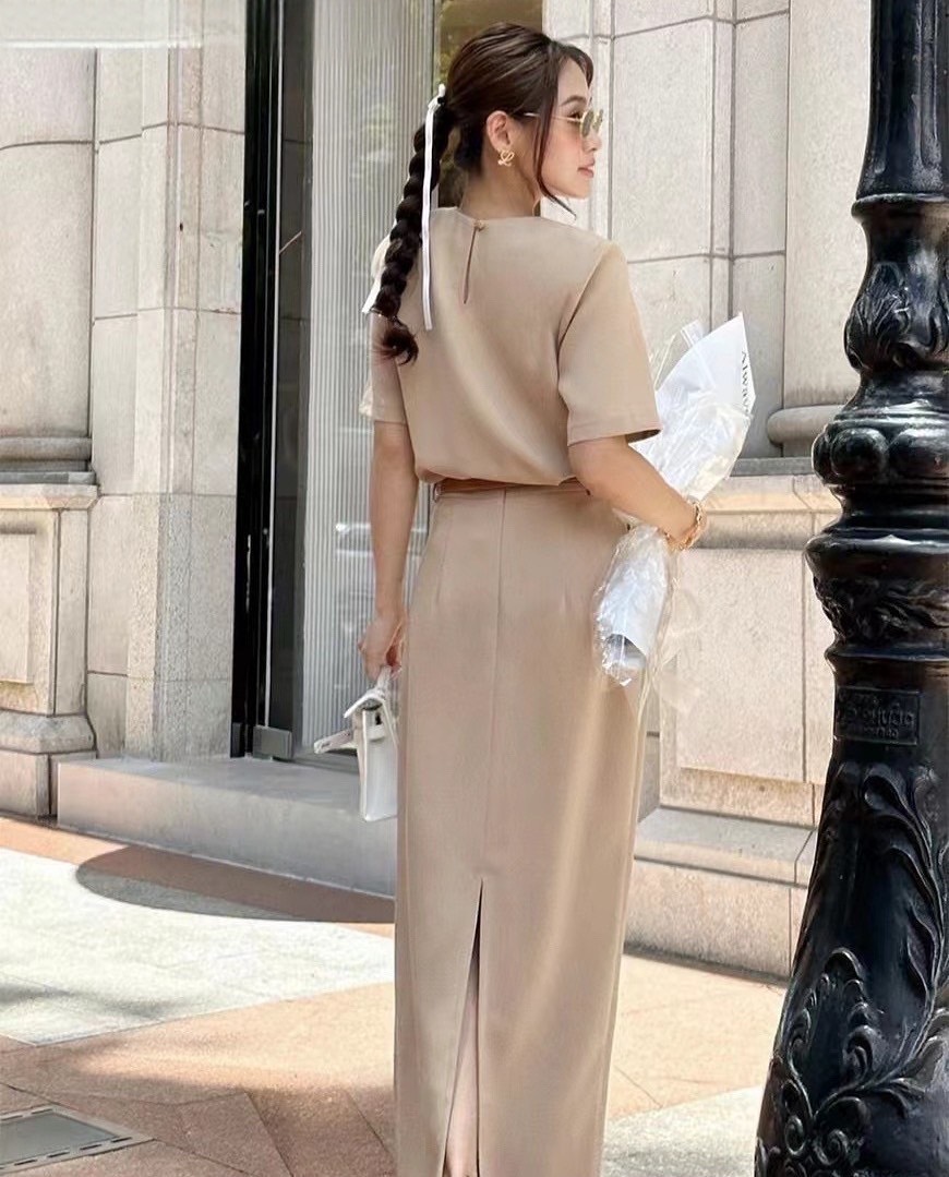 เซ็ตเสื้อยืดคอกลมมาคู่กับกระโปรงเอวสูง งตังยาวสีครีม พร้อมเข็มขัดเข้าเซ็ต ใส่vacayถ่ายรูปกับแก๊งค์เพื่อนๆไม่มีผิดหวังเลยค่า ห้ามพลาดเลยน้าตัวนี้