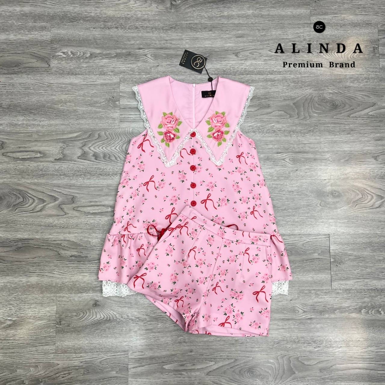 ชุดเซ็ทมินิเดรสผ้ายีนส์คอปกสีชมพูน่ารักๆมาใหม่นะค้าา ชุดนี้ตัวเดรสเป็นงานซิปหลัง แต่งกระดุมด้านหน้า ตรงปกเป็นงานปักลายดอกกุหลาบสีชมพู #งานป้าย #alinda #ชุดเซ็ท #งานป้ายอลินดา #งานป้ายalinda #งานป้ายผ้าทอ #ชุดเซ็ทสวย #เดรสสวย #เดรสยีนส์สั้น #ชุดเซ็ทผ้าชีฟอ