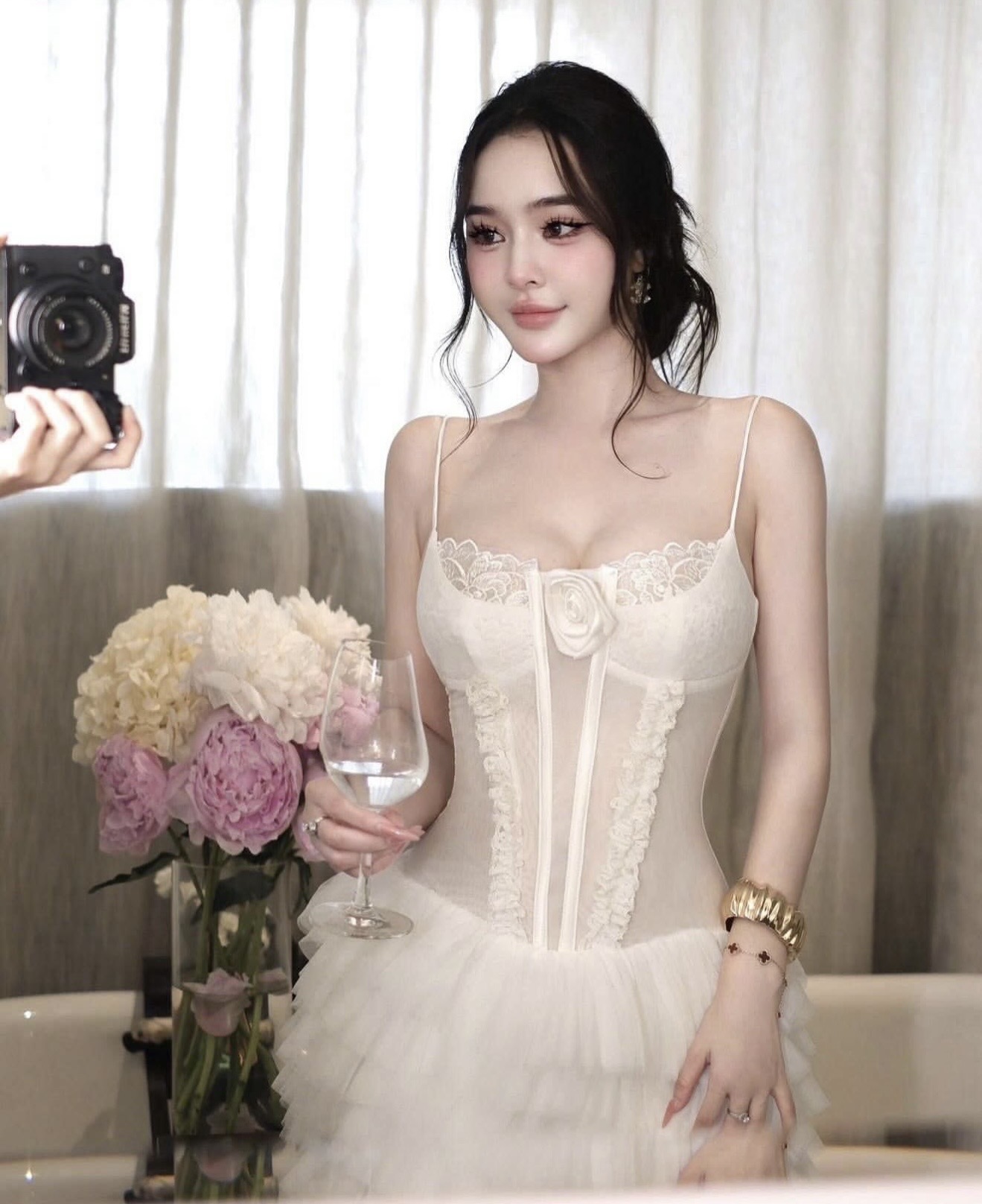 จั้มมินิเดรสสายเดี่ยวสีขาวปรับได้เสื้องานซีทรูผ้ายืดหยุ่นแต่ไม่มากแต่งดีเทลช่วงตัวด้วยระบายลูกไม้ช่วงอกมีดอกไม้ติดอกติดตรงกลางกระโปรงเย็บชั้นฟูๆน่ารักๆงานมีซิปหลังด้านในมีจั้มกางเกง การันตีงานคุณภาพ