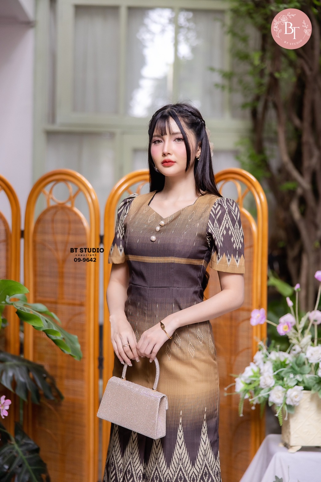 เดรสยาวผ้าไทยดีเทลแต่งคอเว้าเล็กน้อย แขนสั้น แต่งกระดุมมุก 3 เม็ดเรียงกัน ดีไซส์ผ้าพิมพ์ลายไทยประยุกต์ งานสวยเนื้อผ้าดีมีซับในคัตติ๊งสวยจ้า