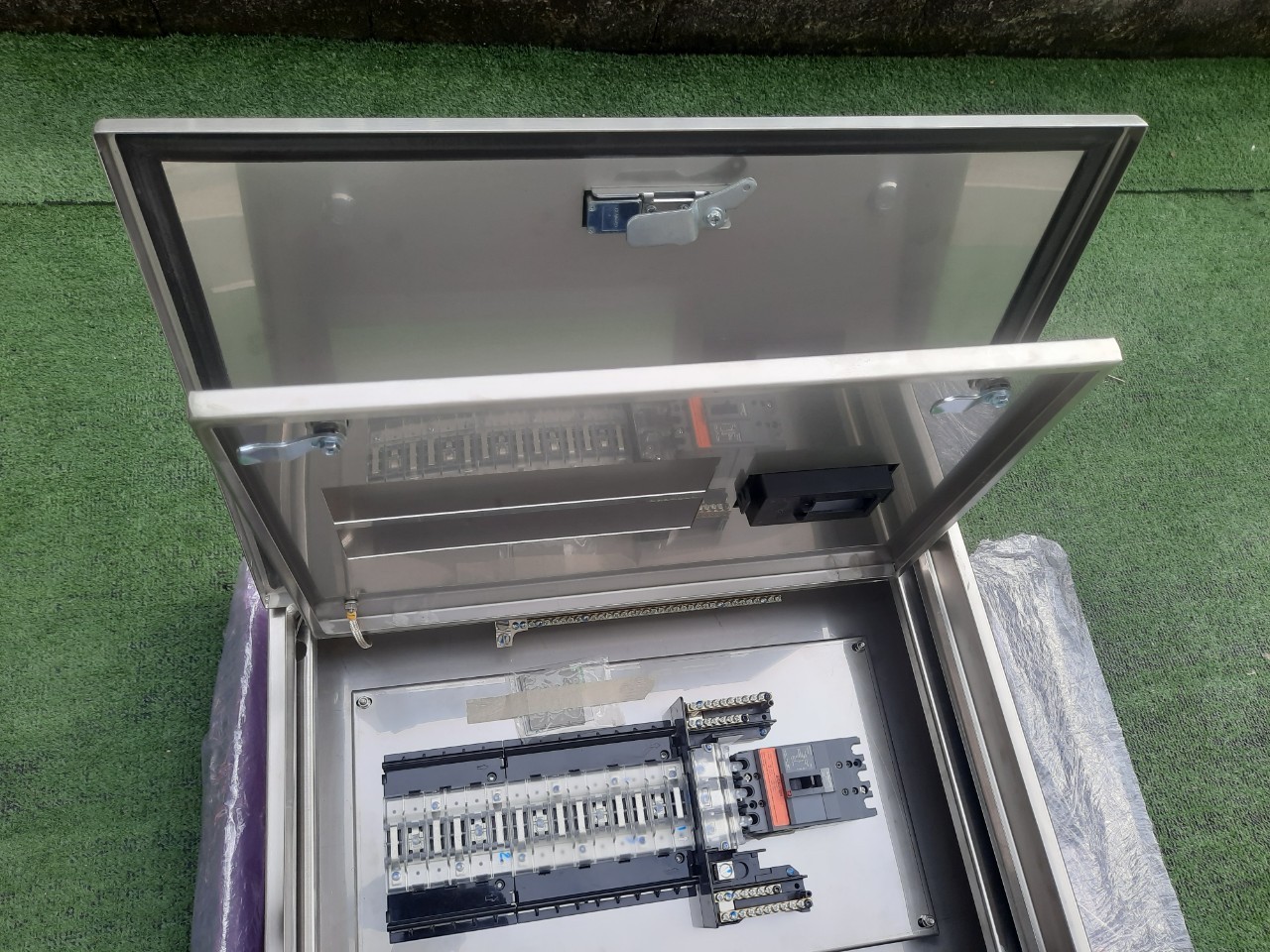 LOAD CENTER 100A ตู้สแตนเลส 304 มีหลังคาสโลป W450xH650xD152mm. (30ช่อง)