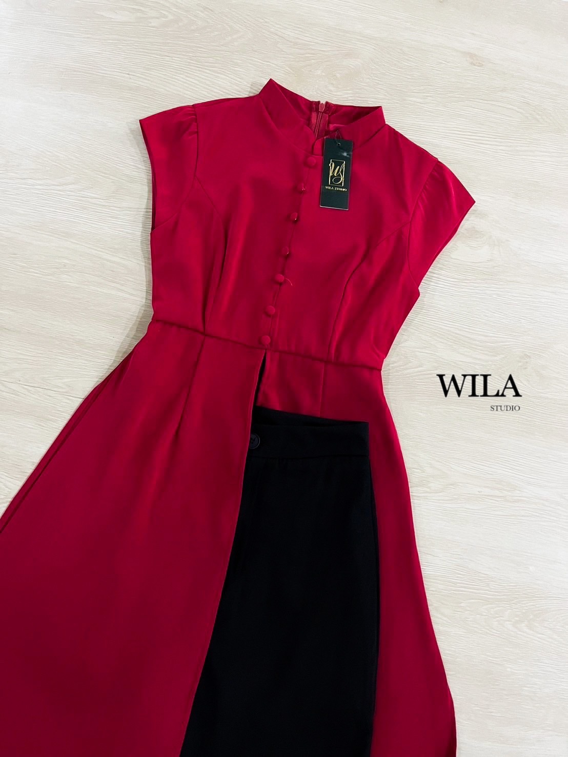 เดรสยาวมาในโทนสีแดงไวน์แต่งคอจีน ทรงผ่าหน้า และข้าง ด้านหน้าแต่งกระดุมยาวถึงช่วงเอวงานเก๋มากค่าลุคนี้ มาพร้อมกางเกงขายาวสีดำ ทรงสวยเป็ะรับตรุษจีน สีสดคมชัดสุดๆ ให้ลุคสวยแพงลุคผู้ดีรับเทศกาล ชุดแมชเข้ากันสุดๆค่า #เดรสผ่าหน้า #เดรสสีแดง #กี่เพ้า #ชุดตรุษจีน