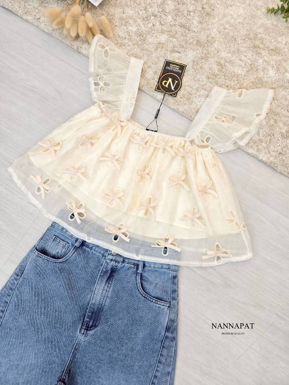 เซท 2 ชิ้น เสื้อน่ารัก ผ้านุ่มใส่สบาย ปักฉลุลายดอก แต่งโบว์ติดมุกอย่างจึ้ง+ มกางเกงยีนส์แท้ฟอก Barrel สุตฮอตในตอนนี้