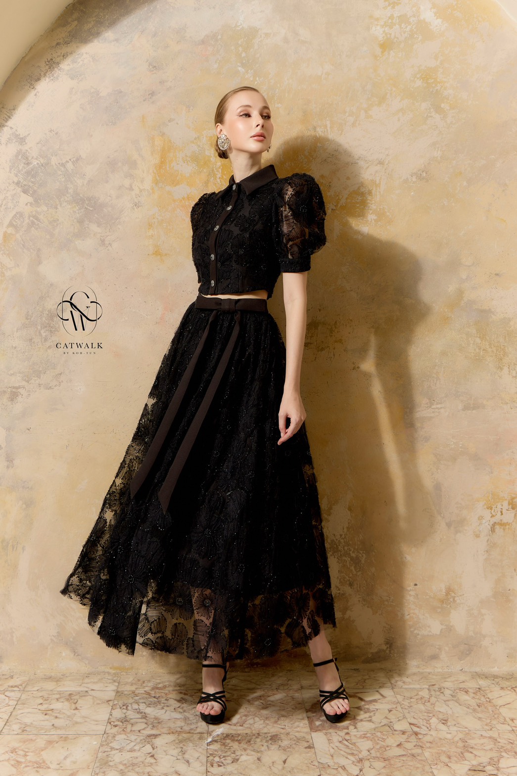 งานป้าย CATWALK BY KOH-TUN Detail>>> สวยหรู สไตล์คุณหนูมาก กับเซตเสื้อปกเชิ้ตแขนตุ๊กตาผ้าปักลาย+กระโปรงยาวทรงย้วย เนื้อผ้าตาข่ายปักมุกทั้งตัว ผ้าสวยมาก ตัวเสื้อเป็นทรงเข้ารูป แต่งกระดุมเพชรสีตามตัวชุดดูแพงสุดๆ