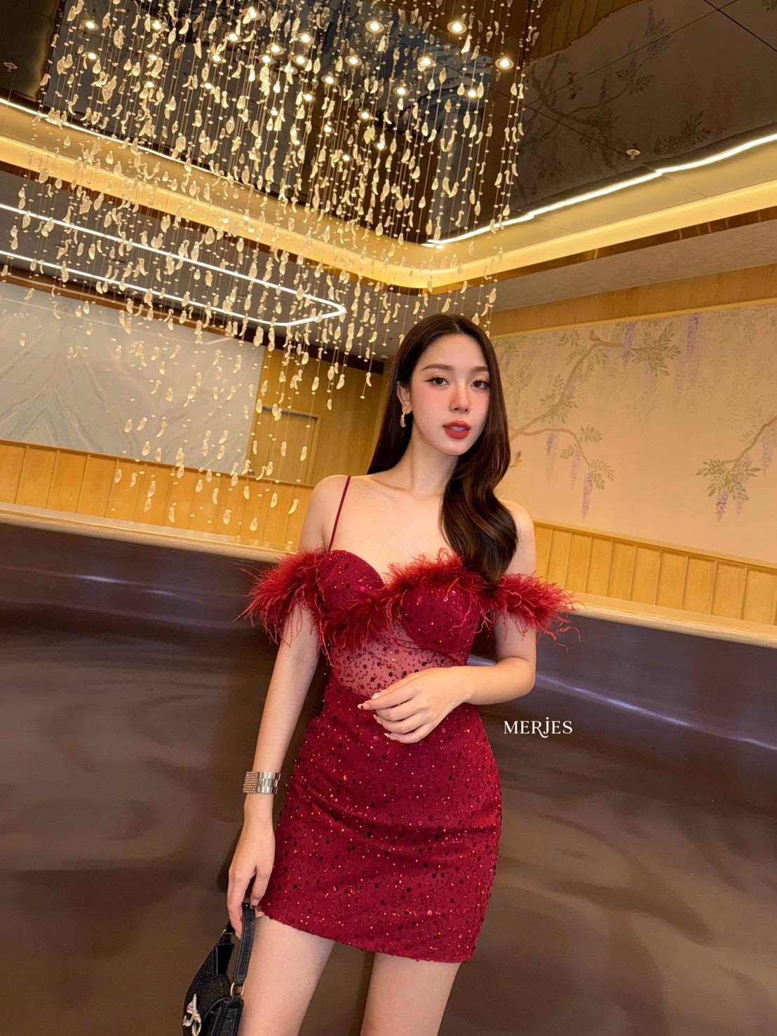 มินิเดรสสายเดี่ยวทรงเกาะอกแต่งขนนกแขนดีเทลปาดไหล่ดีไฮโซแอบเซ็กซี่เก๋ๆช่วงตัวแต่งซีทรูแบบไม่โป๊มากเดรสทรงเข้ารูปงานผ้าแต่งวิ้งในตัวสวยเก๋ผ้าไม่คันนะคะงานมีซับในและซิปหลัง ใครมองหาชุดเซ็กซี่สวยๆแนะนำชุดนี้เลยคะ ใส่สวยน่ารักดูดีมากๆใส่ออกงานออกเดทต้องมีแล้วค