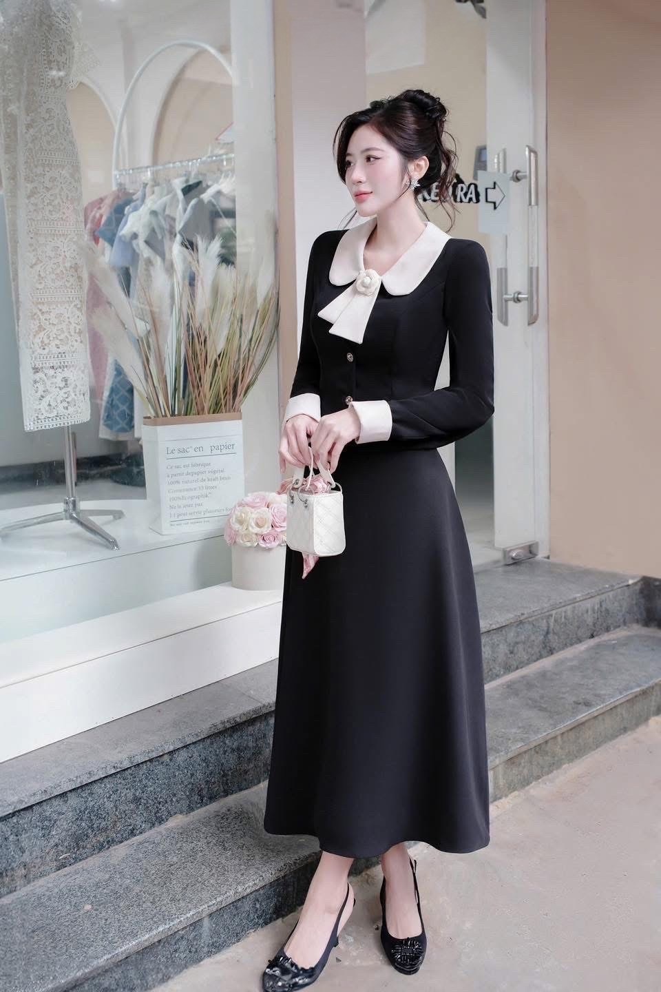 👗👗Detail : ชุดเซต2ชิ้น สีดำเสื้อแขนยาวดีเทลแต่คอปกครีมและปลายแขนครีม แต่งเข็มกลัดริบบิ้นโบว์ดอกไม้ที่คอ ดีไซน์สวย(อกเสริมฟองน้ำให้ทรงสวย)มีกระดุมหน้าปั้มลายสวย มาพร้อมกับกระโปรงยาวทรงย้วยพริ้วสวย (มีซิปหลัง) เย็บซับในอย่างดี ผ้ามีน้ำหนัก ท