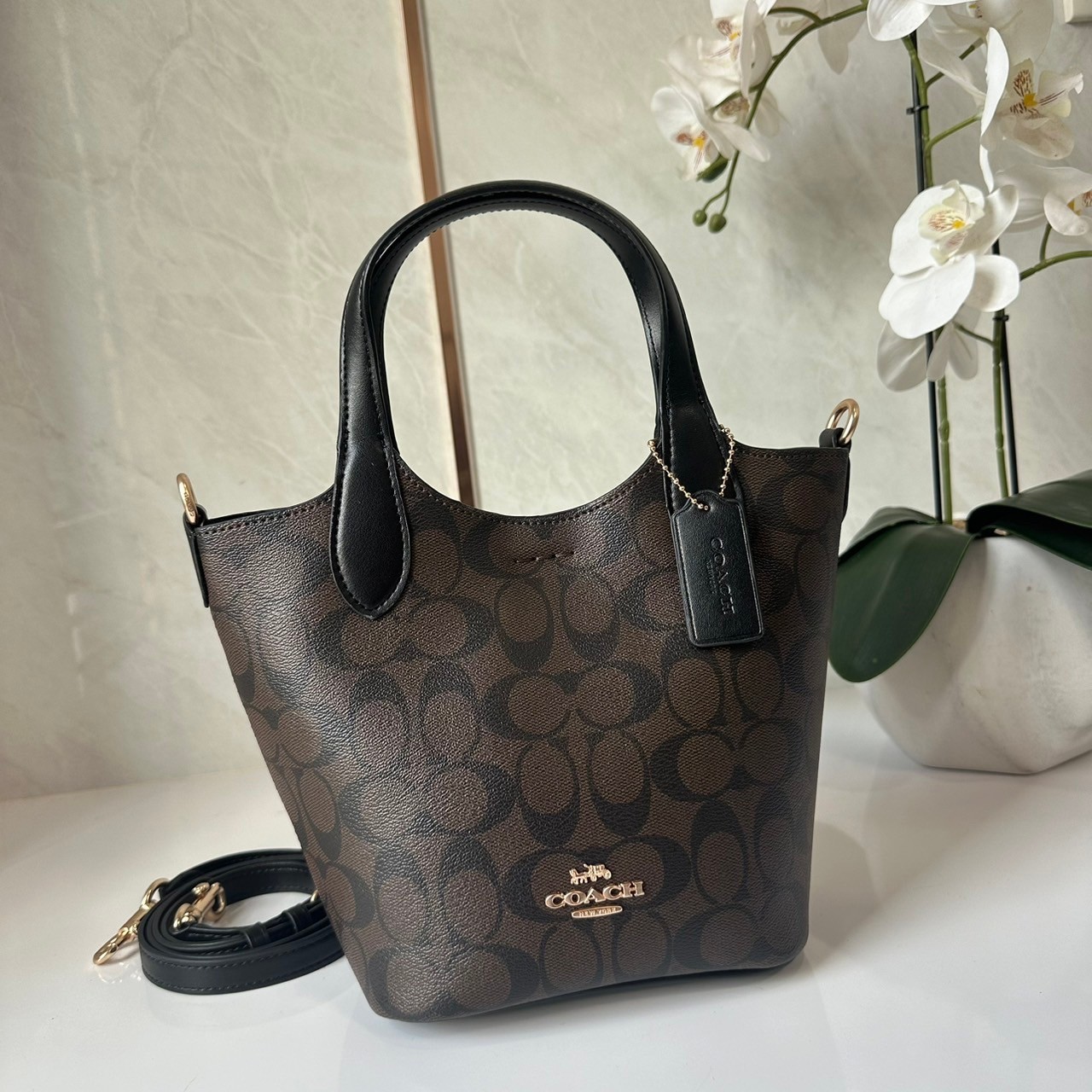 กระเป๋าสะพายไฮโซแบรนด์เนมโค้ชทรงโท้ทขนาด 8 นิ้วสีน้ำตาลดำลาย C COACH HANNA BUCKET BAG (CR256)