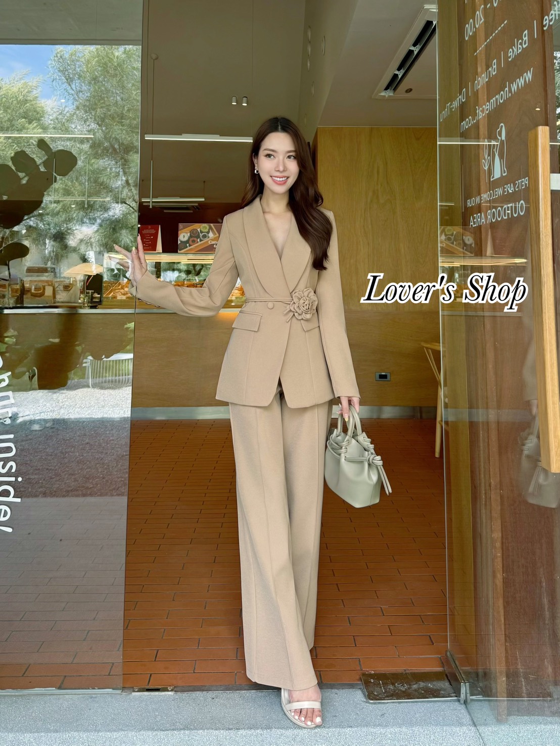 Teg : Lover’s Shop Detail : Set 3ชิ้น เสื้อสูท+กางเกงขายาว ลุคCEO เรียบหรูดูผู้ดี ได้สายคาดเอวดอกไม้ด้วยนะคะ ดีเทลเสื้อสูทกระดุมหน้า กระเป๋นเสื้อใช้งานได้ แม็ทกับกางเกงขายาว ทรงเอวสูง ซิบหลัง ทรงขากระบอกกลาง กางเกงมีกระเป๋าข้าง งานมีซับในอย่างดี ใช้ผ้าสูท