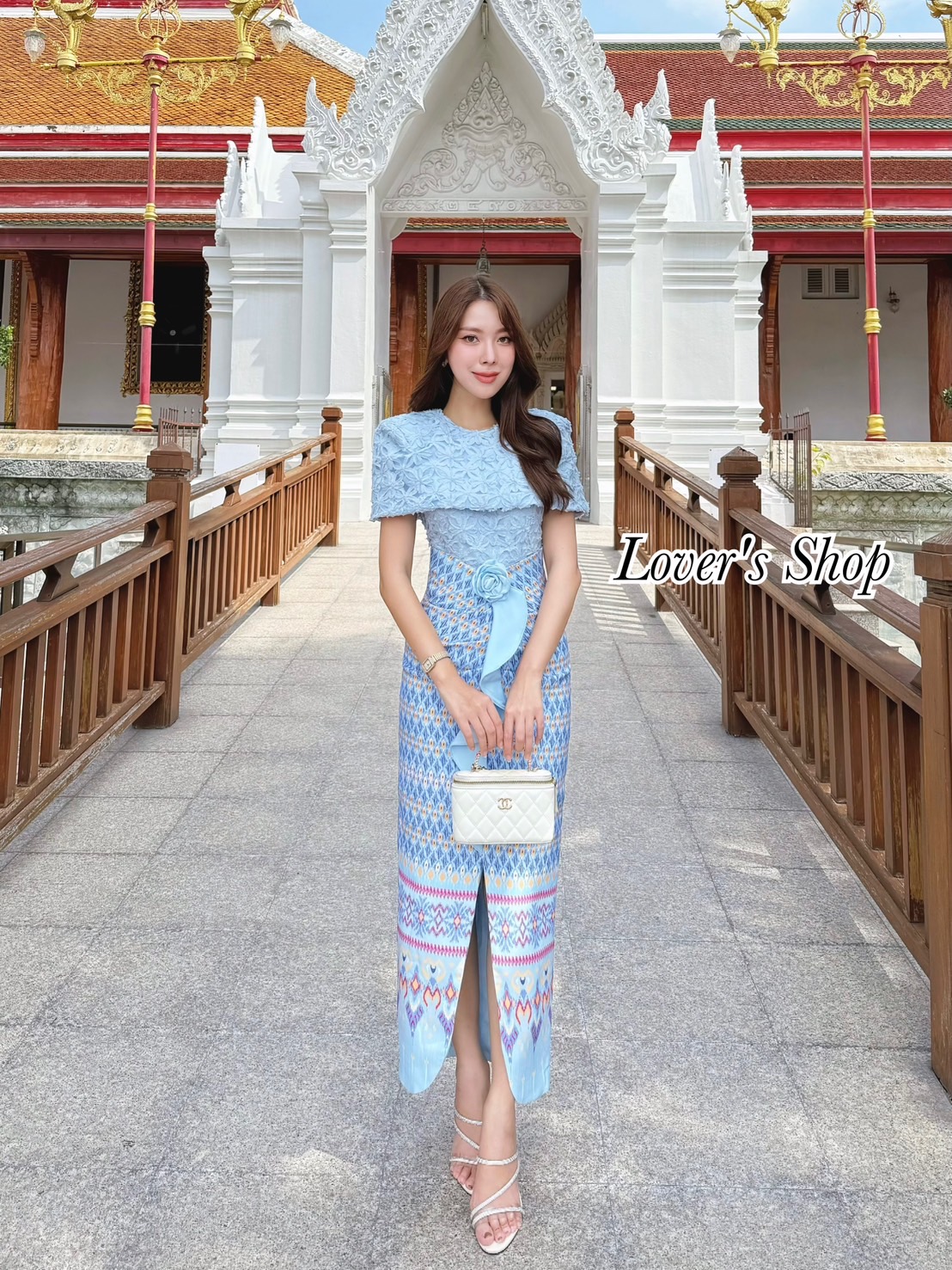 เซ็ท เสื้อเป็นทรงคลุมไหล่ ใช้ผ้าลูกไม้เนื้อ +ผ้าไทยทรงเอวสูท ผ้าเก็บทรงสวย ใช้ผ้าพิมพ์ลาย ผ้ามีความหนากำลังดี ซิบหลัง มีซับในทั้งชุด มีเข็มกลัดดอกไม้ให้ด้วยนะคะ (แกะออกได้) เซ็ทนี้สวยลงตัวสุดๆค่ะ เหมาะมากสำหรับงานบุญ งานบวช ไหว้พระทำบุญ ใส่ออกงาน #LoveSho