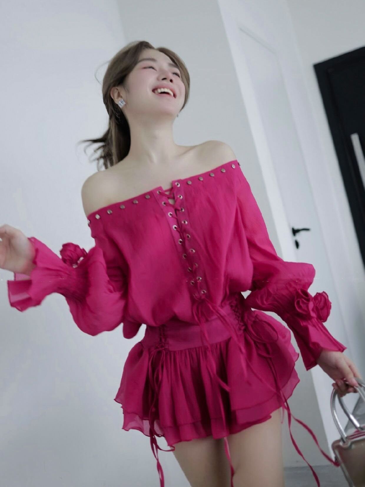 Dress สั้นปาดไหล่แขนยาวสม็อคบานปลายแขน แต่งเข็มกลัดดอกไม้ปลายแขน ช่วงไหล่แต่งตอกหมุด ด้านหน้าแต่งร้อยเชือกไขว้ผูกโบว์ เอวเข้ารุป แต่งร้อยเชือกด้านหน้า ช่วงกระโปรงจับจีบระบาย2ชั้น น่ารักมากค่ะ เนื้อผ้าใส่สบาย เป็นทรงสวยค่ะ มีซับในค่ะ