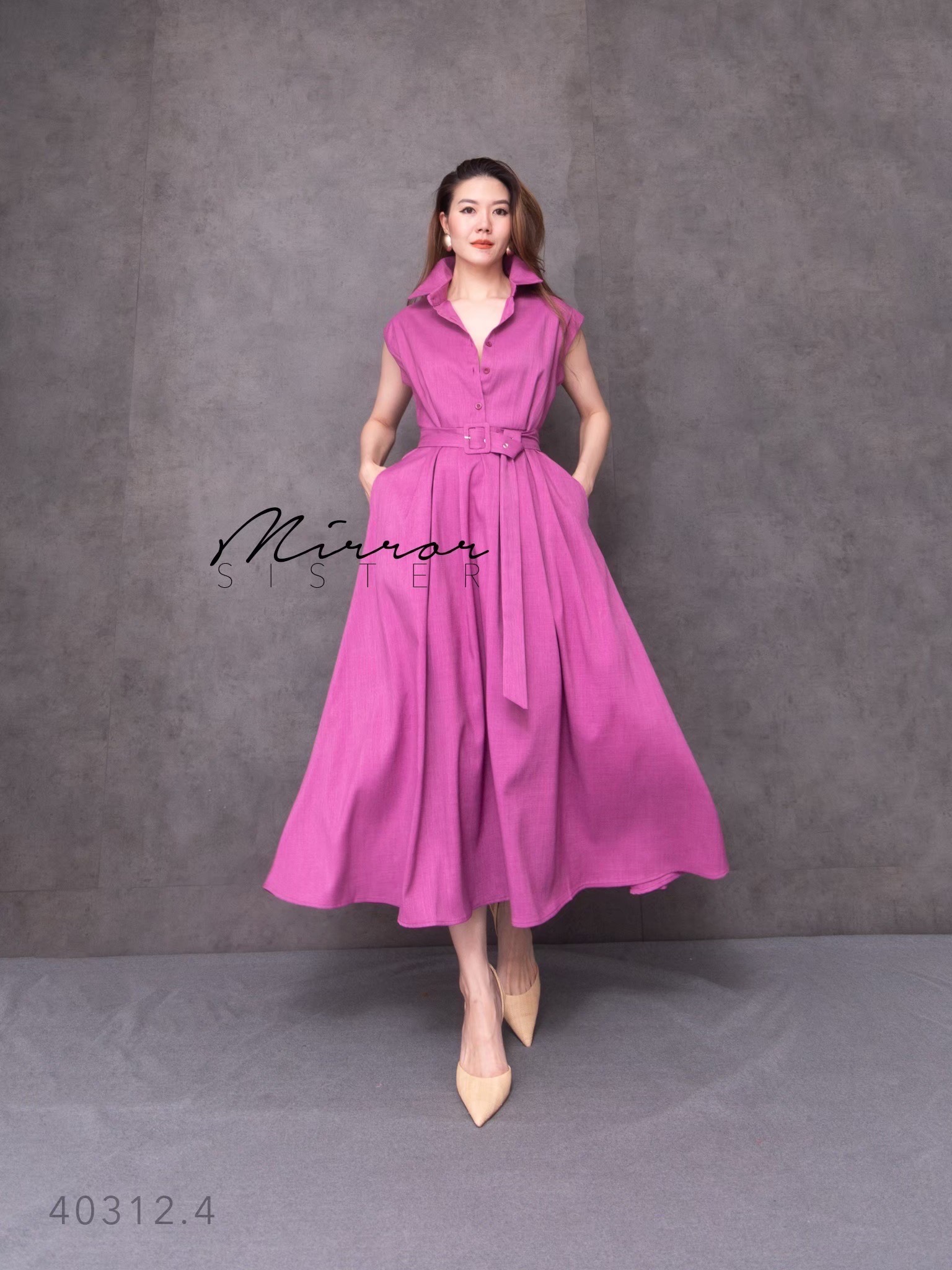 MiRRoRSiSTER's THeN DReSS•• เดรสคอปกทรงสวยมาก แพทเทรินช่วงบนเป็นเสื้อเชิ้ตแขนกุดล้ำทรงเรียบง่าย มีกระดุมผ่าหน้าเปิดปิดได้จนถึงช่วงเอว มาพร้อมสายเข็มขัดสีเดียวกันกับชุด ช่วงล่างเป็นกระโปรงบานทรงสวย ใช้ผ้าเยอะ! มีกระเป๋าล้วงได้2ข้างลำตัว ใครใส่ก็ดูดี ใ