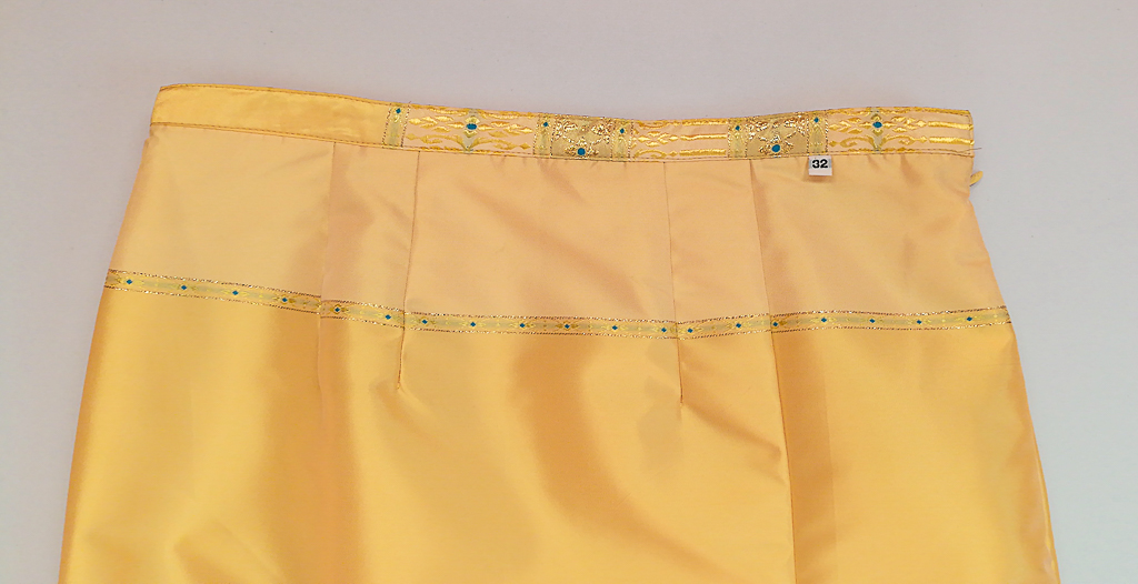 ผ้าถุงไหมสำเร็จรูป (สีเหลือทอง) งานตัดเย็บประณีต อัดผ้ากาวตามสีของผ้าถุง เนื้องานดีเกรด A (รอบเอว 32 นิ้ว)