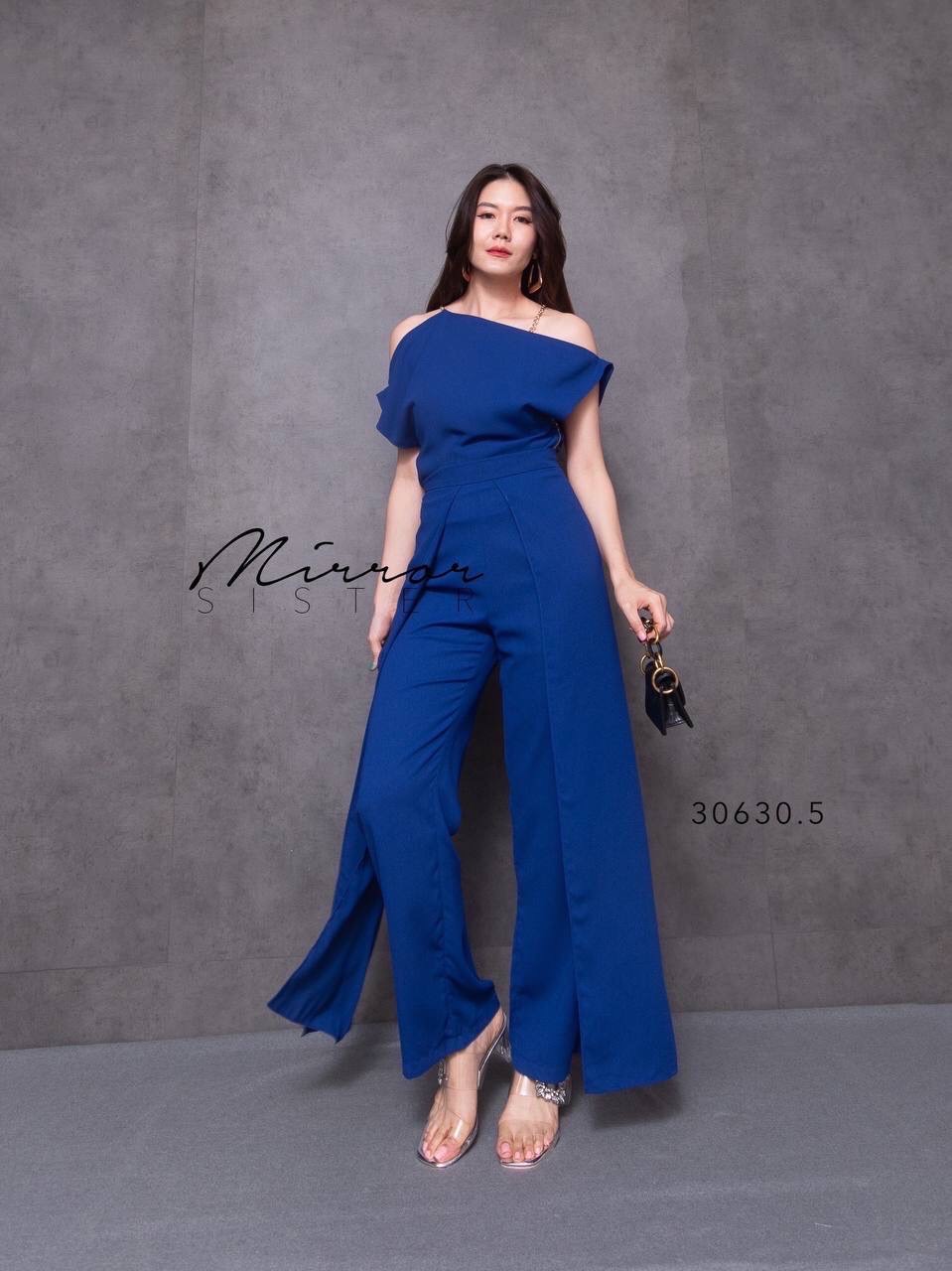 MiRRoRSiSTER’s SET oF WaCHaCha•• ชุดเซ็ทเสื้อกางเกง ทรงสวยเป๊ะปัง ด้วยดีเทลช่วงบน เป็นสายเดี่ยวโซ่ทอง แต่งปาดไหล่สโลปเก๋ไม่ซ้ำใคร ช่วงกางเกงทรงกระบอกแต่งตีเกร็ดตรงหน้าขา แต่งเลเยอร์2ข้าง เวลาเดินพริ้วมีmovementของเนื้อผ้า สวยดีงามเนื้อผ้าดีมาก ใส่เข้าSET