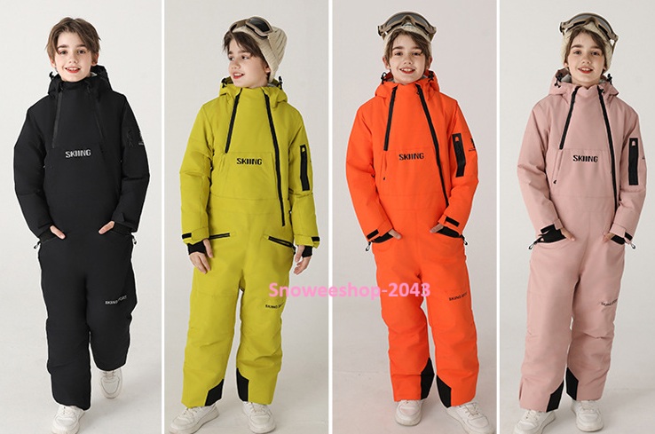 หนาวแค่ไหน…ลูกก็สนุกได้เต็มที่ พาลูกไปลุยหิมะ เที่ยวเมืองหนาว หรือเล่นสกี มั่นใจได้ว่าอุ่นสุดๆ + ปลอดภัยจากลมแรงและหิมะ ชุดสกีเด็กบอดี้สูทแบบชิ้นเดียว หนา อบอุ่น กันน้ำ กันลม กันหิมะ ทนต่อการสึกหรอ ลูกวิ่งเล่นหรือหกล้มก็หายห่วง มีฮู้ดคลุมหัว ป้องกันลมหนาว