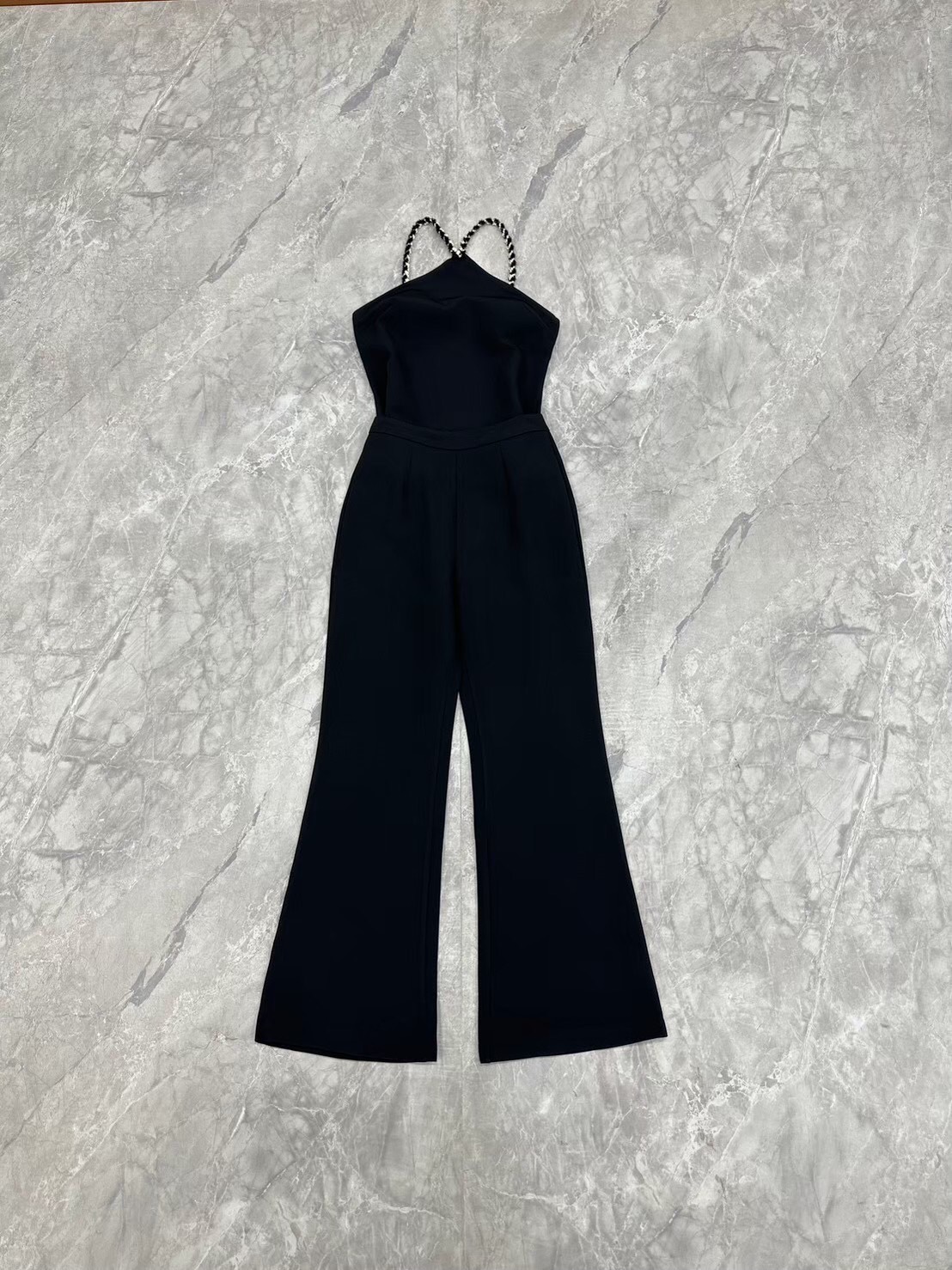 TAG : BT studio DETAIL : เซท 2 ชิ้น เสื้อสายเดี่ยว สายสีดำคาดสลับกับโซ่สีทอง ช่วงอกเสริมฟองน้ำ มาพร้อมกางเกงขายาว ซิปหลัง ซับใน