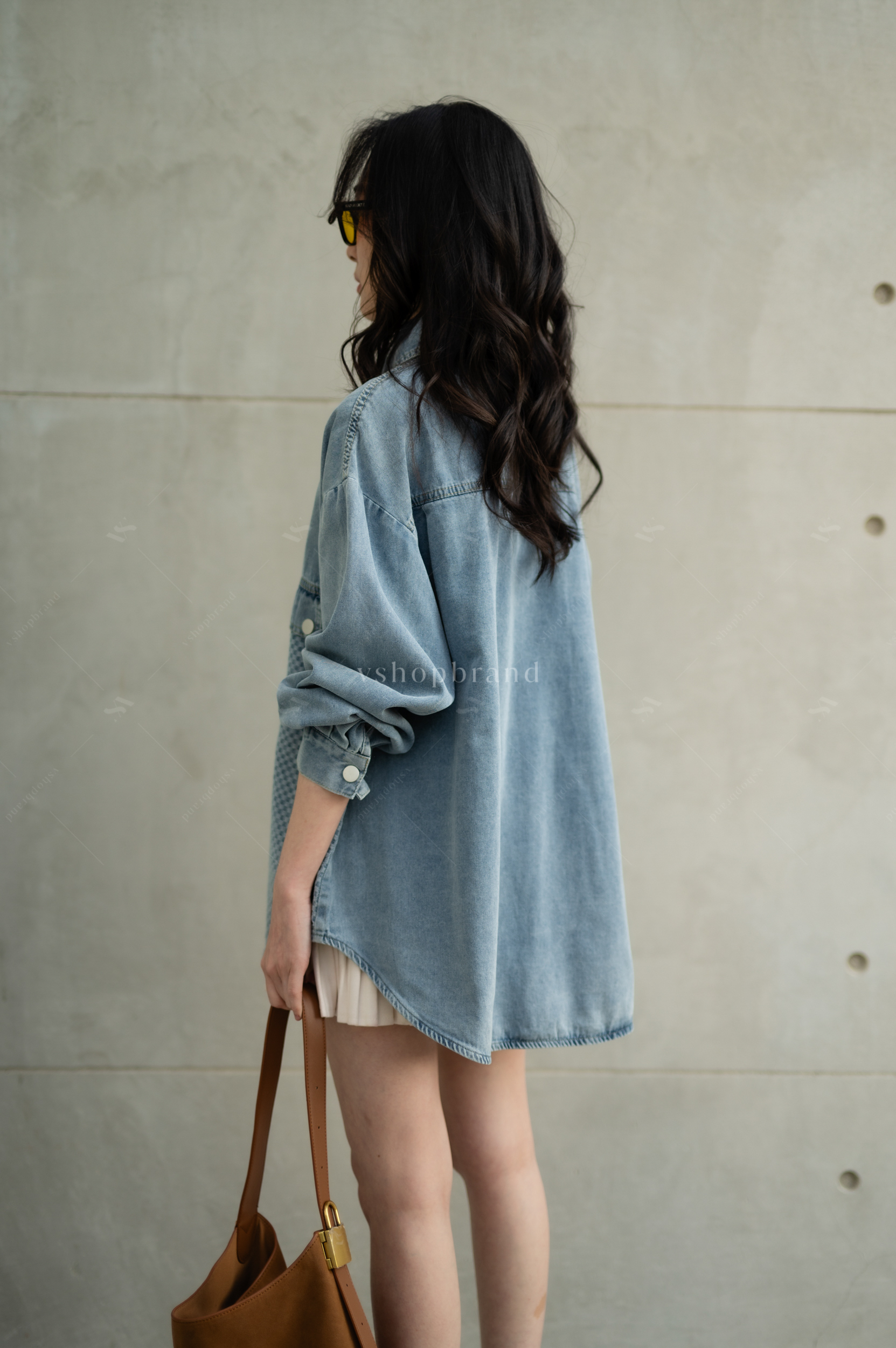 เชิ้ตยีนส์แขนยาวกระดุมแป็กแต่งตารางครึ่งซีก #vshopbrand #vshop #เสื้อกันหนาว #คาดิแกน #เสื้อคลุม #เสื้อแขนยาว #croptop #streetwear #streetstyle #hoodiejacket #เแจ็คเก็ต #jacket #ยีนส์ #denim #shirt #เชิ้ตยีนส์