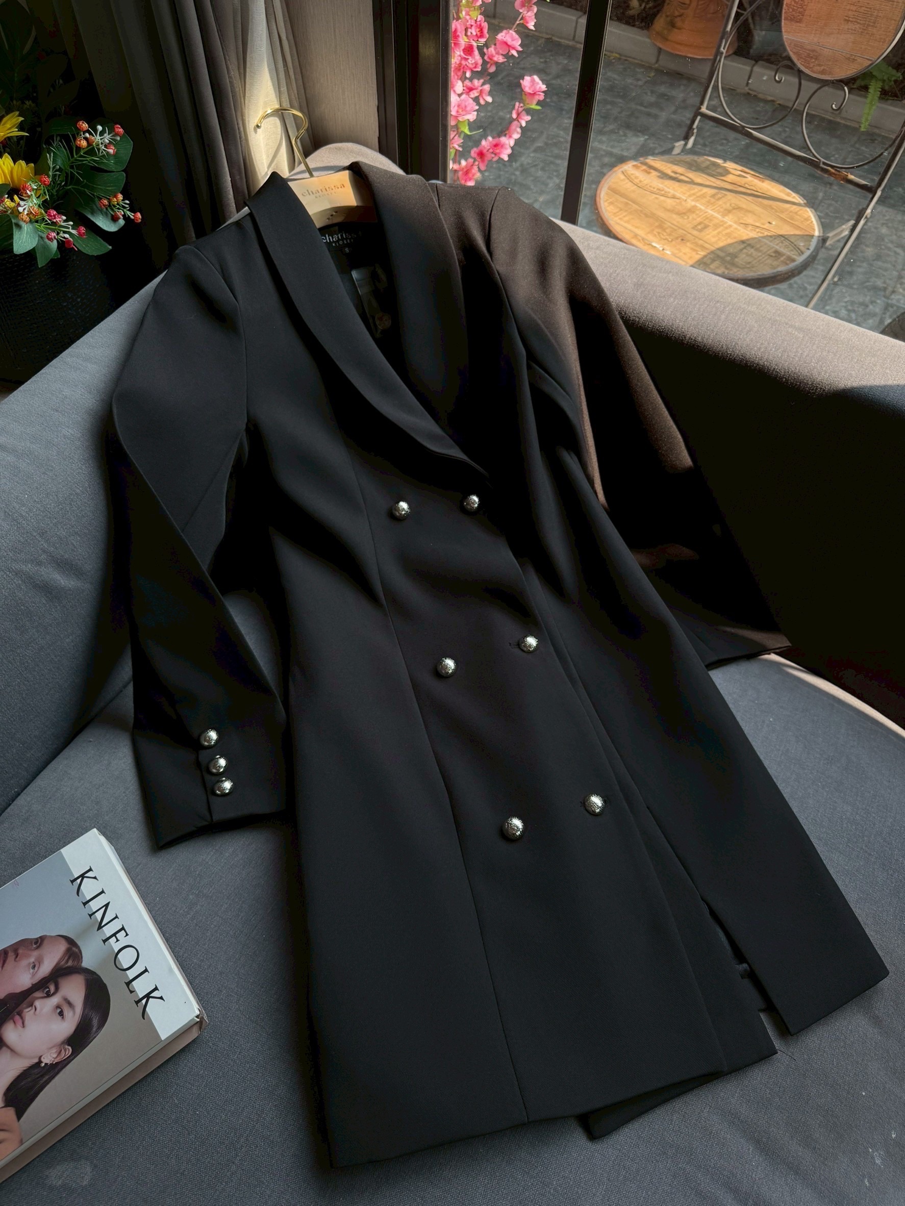 เดรสสูทอีกรุ่นที่แนะนำมาก ใส่ออกมาสวยเรียบหรูมากค่ะ เนื้อผ้าดี มีซับในทั้งชุด เป็นเดรสกระดุมหน้านะคะ มีผ่าด้านหน้าเล็กๆให้ลุคแอบเปรี้ยวนิดๆ แต่ยังดูสุภาพค่ะ กระดุมจริงด้านหน้าอะไหล่สีเงิน