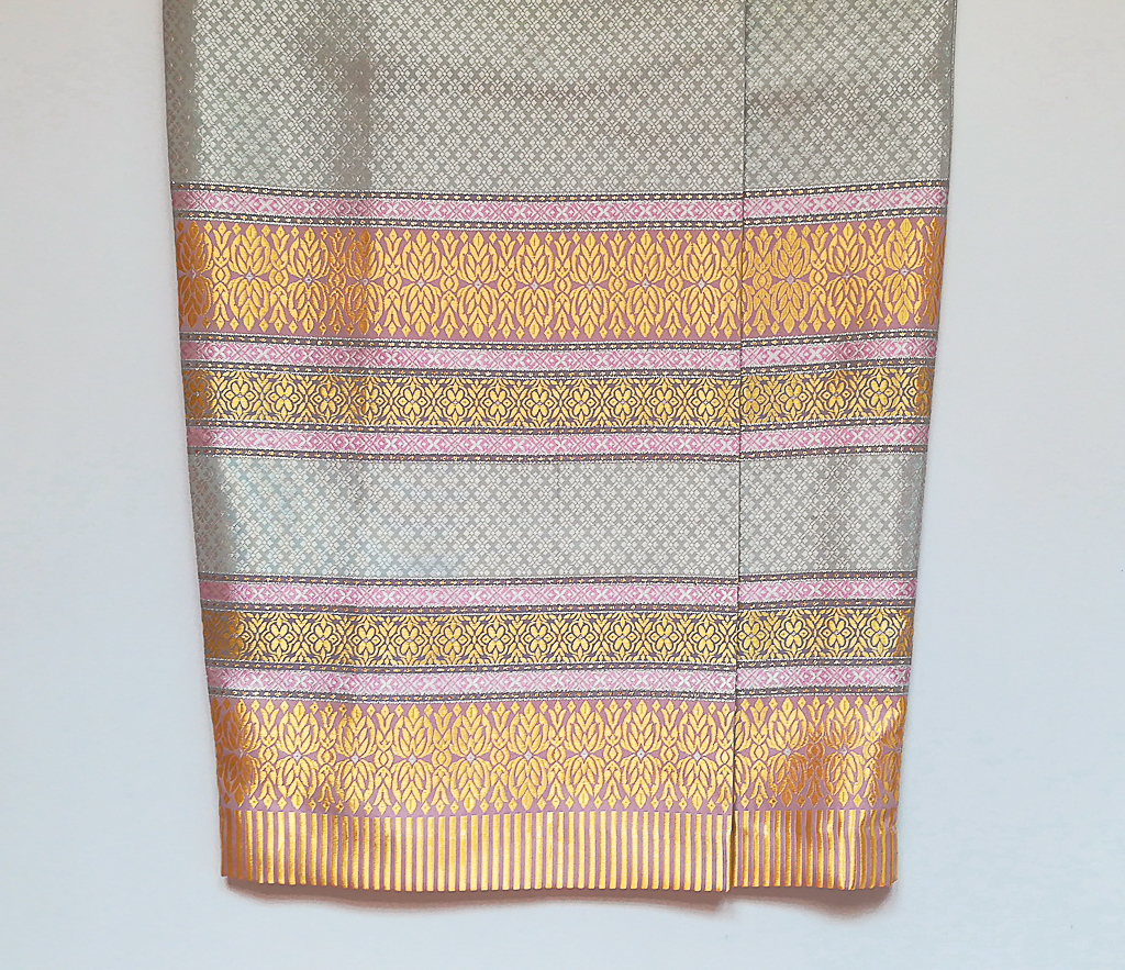 ผ้าถุงไหมสำเร็จรูป (สีเทา ลายสุโขทัย) งานตัดเย็บประณีต อัดผ้ากาวตามสีของผ้าถุง เนื้องานดีเกรด A (รอบเอว 28 นิ้ว)