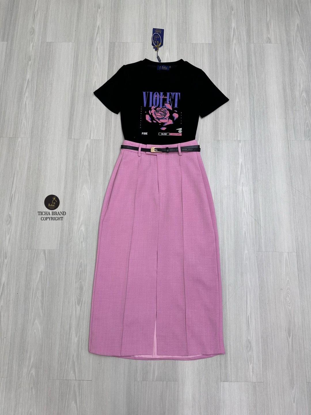 Set 2 ชิ้น เสื้อยืดสีดำคอกลมแขนสั้นเนื้อผ้านิ่มดีใส่สบาย ด้านหน้าช่วงอกสกรีนลายกุหลาบสวย ตัวเสื้อทรงพอดีตัว มาพร้อมกับกรกโปรงเอวสูงทรงเอสีชมพู ตีเกร็ตยาวด้านหน้า ดีเทลผ่าหน้า(มีตะขอซิปหน้า) มาคู่เข็มขัดใส่ปรับเข้ารูปให้ทรงสวยดีไซน์เก๋ เนื้อผ้าดีมีซับใน ทร