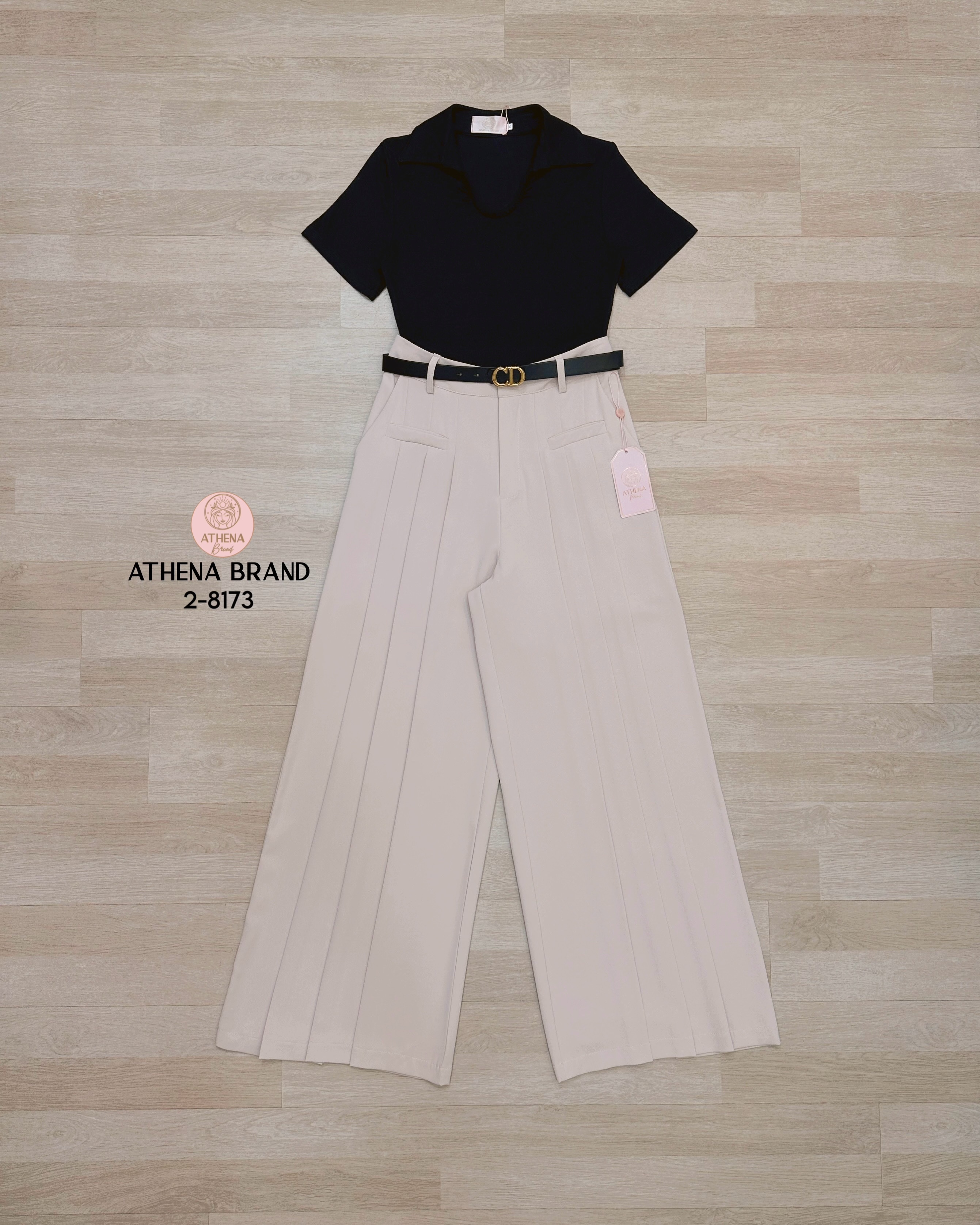 Tag 🔖 :Athena (อธีน่า) Brand Detail :: เสื้อ+กางเกง+เข็มขัด เสื้อยืดคอปกผ้าร่อง แมตช์มาคู่กับกางเกงขายาวดีไซน์เย็บจับจีบ มีกระเป๋าใช้งานได้จริงทั้ง2 ข้าง เนื้อผ้าดี๊ดีมีน้ำหนักและมีTexture งานมีซับใน สวมใส่แบบซิปด้านหน้าและมีตะขอเกี่ยว และมาคู่กับ