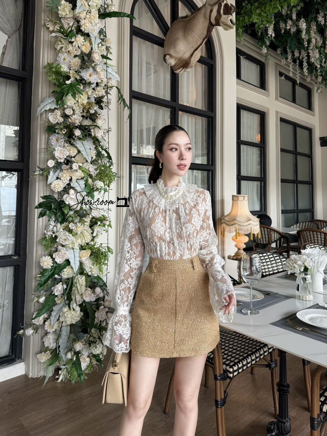 เซ็ตเสื้อลูกไม้ดีไซน์สวยซับสีน้ำตาล มาพร้อมสร้อยมุก1เส้น กระโปรงทรงสวยซับในเป็นกางเกง ใช้ผ้าอย่างดีในการตัดเย็บ บุซับ อัดกาวทรงเริ่ด คอมพลีทลุคครบจบในชุดเดียว #showroombrand #งานป้ายshowroom #งานป้ายคุณภาพดี #งานแฟชั่น #เสื้อผ้างานป้าย #เสื้อผ้าผู้หญิง #c