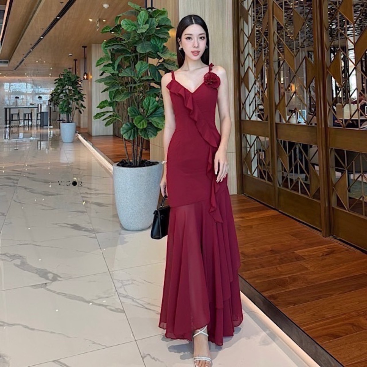 ชุดเดรสออกงาน ผ้าชีฟอง ทรงเข้ารูปกระโปรงหางปลาพริ้ว แต่งระบายด้านหน้า ซับในอย่างดี ตรงช่วงเอวแต่งด้วยดอกไม้ สามารถแกะออกได้ #ชุดดินเนอร์ #ชุดไปคาเฟ่ #ชุดทะเล #ชุดเชต #vigor#เสื้อผ้าแฟชั่น #แบรนด์เวียดนาม #งานป้าย #ชุดเซ็ต #vetnamebrand #ชุดsexy #ชุดไปเที่