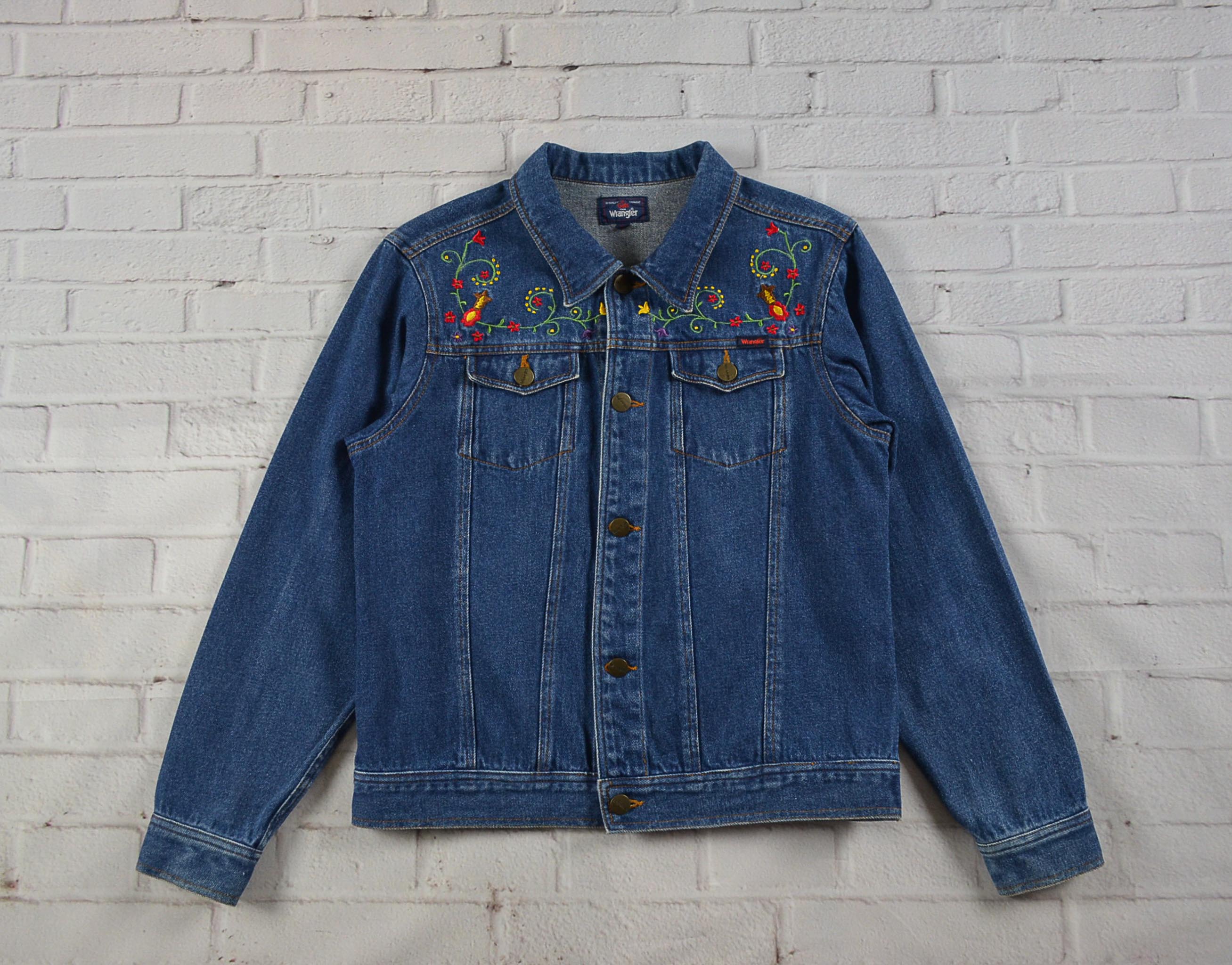 Wrangler อกจริง37' (M) เสื้อแจ็คเก็ตยีนส์ เสื้อยีนส์แขนยาวหญิงชาย เนื้อผ้านุ่มใส่สบาย ปักรายดอกไม้น่ารัก