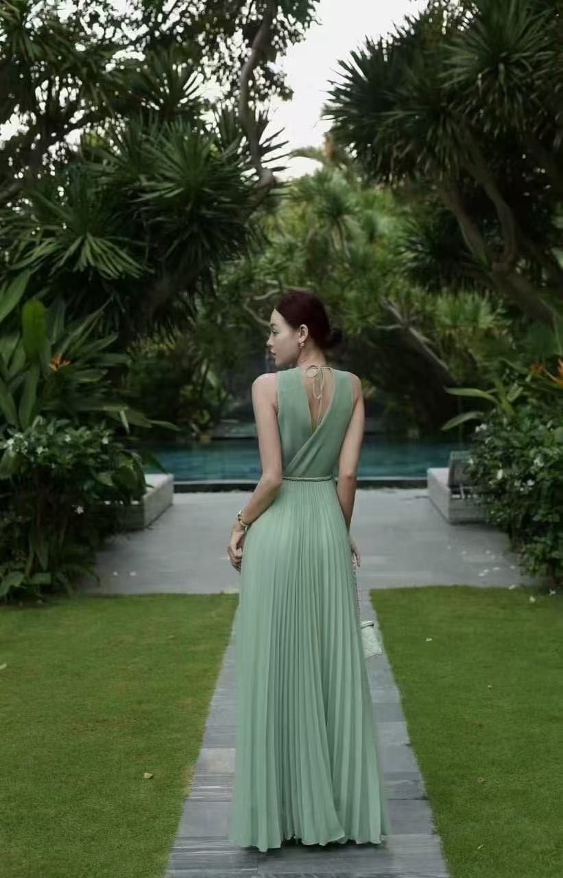 เดรสแขนกุดพลีตสีเขียวตัวยาว มาพร้อมเชือกสานผูกเอว ราคานี้มือต้องไวเลยค่า รุ่นนี้ใส่สวย เนื้อผ้าดีมากกกกกกก ห้ามพลาดเลยค่า