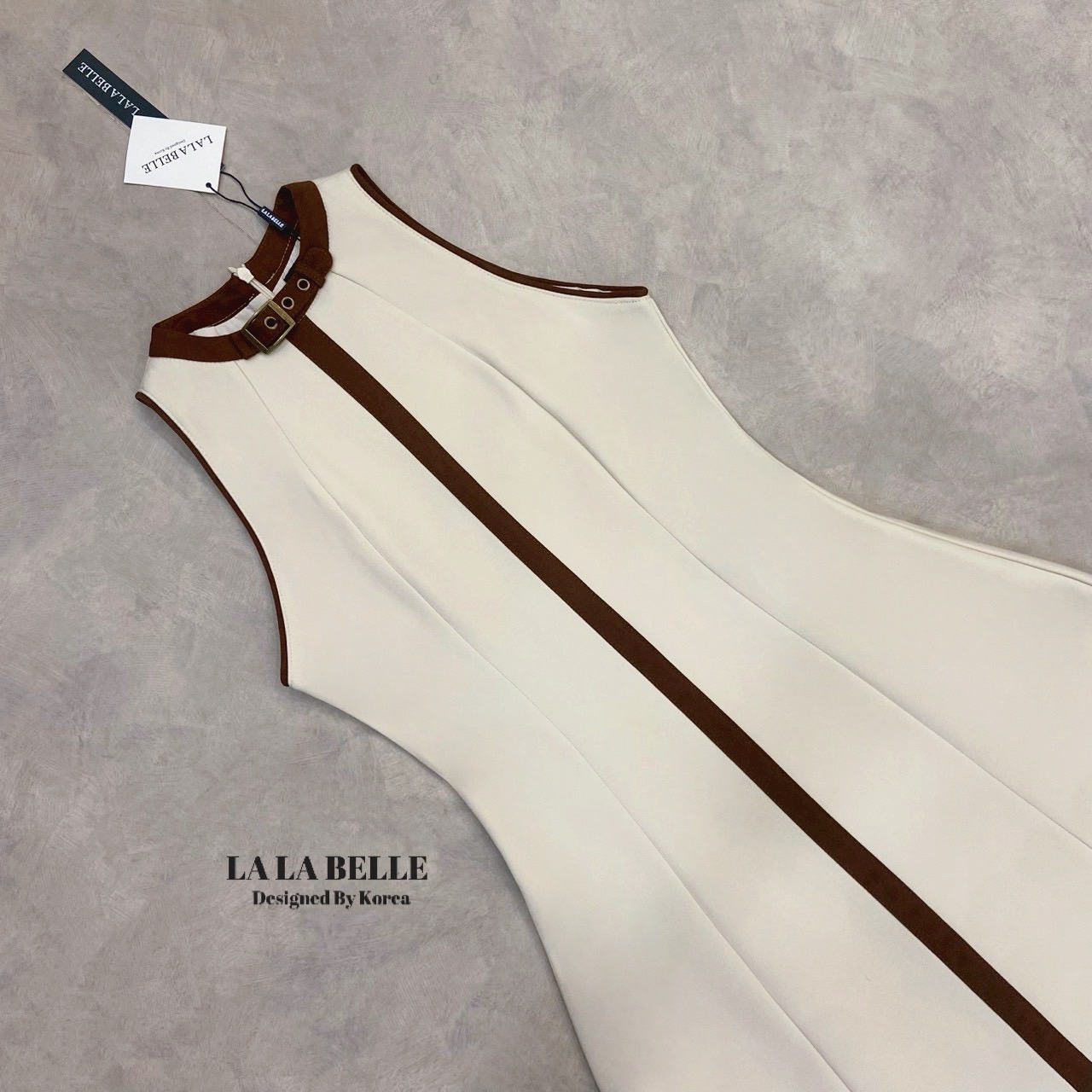 แม็กซี่เดรสผ้าสูทผ้าดีมีน้ำหนักมากทรงคอตั้งแชนกุดเข้ารูปเข้าทรงตีตะเข็บยาวทำให้เข้ารูปทำสีทูโทนครีมน้ำตาลมีดีเทลช่วงคอเป็นเข็มขัดและมีแถบสีน้ำตาลยาวผ้าดีมากมีซับในอัดกาวอย่างดี