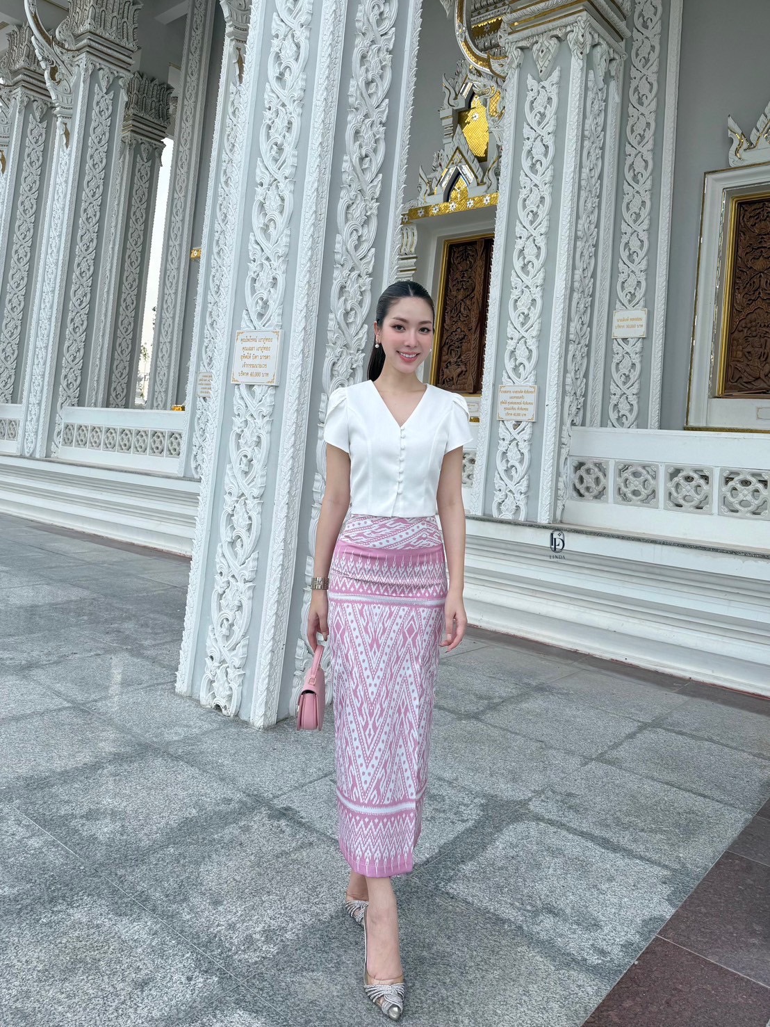 ชุดไทยสองชิ้นผ้าถุงเป็นผ้าพิมพ์ลายเกรดพรีเมี่ยม มีด้วยกันสองสีนะคะ สีฟ้าและสีชมพู เสื้อสวมใส่ง่ายระบายอากาศดี ไม่ร้อนค่ะขนาดพอดีตัวไม่สั้นจนเกินไป วันพระนี้มีชุดสวยใส่เข้าวัดกันหรือยังคะ #ชุดทำบุญ #ชุดออกงาน #ชุดดินเนอร์ #ชุดไปคาเฟ่ #ชุดทะเล #ชุดเชต #lind