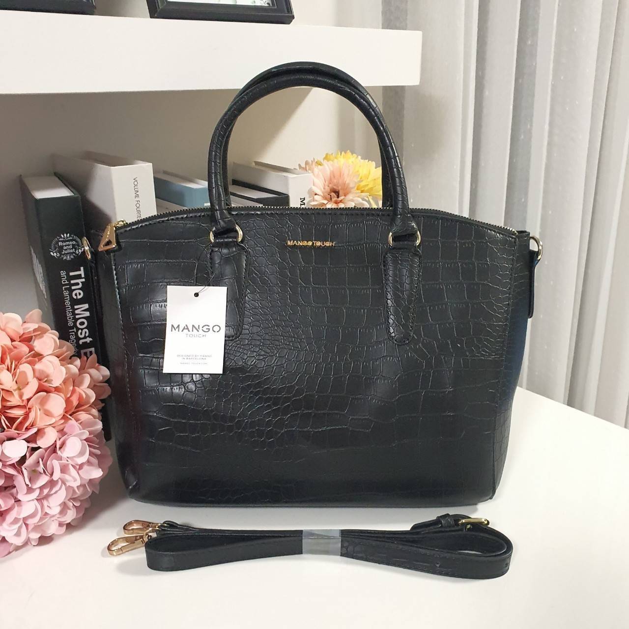 กระเป๋าสะพายแบรนด์เนมแมงโก้ลายจรเข้สีดำ MANGO TOUCH CROC HANDBAG
