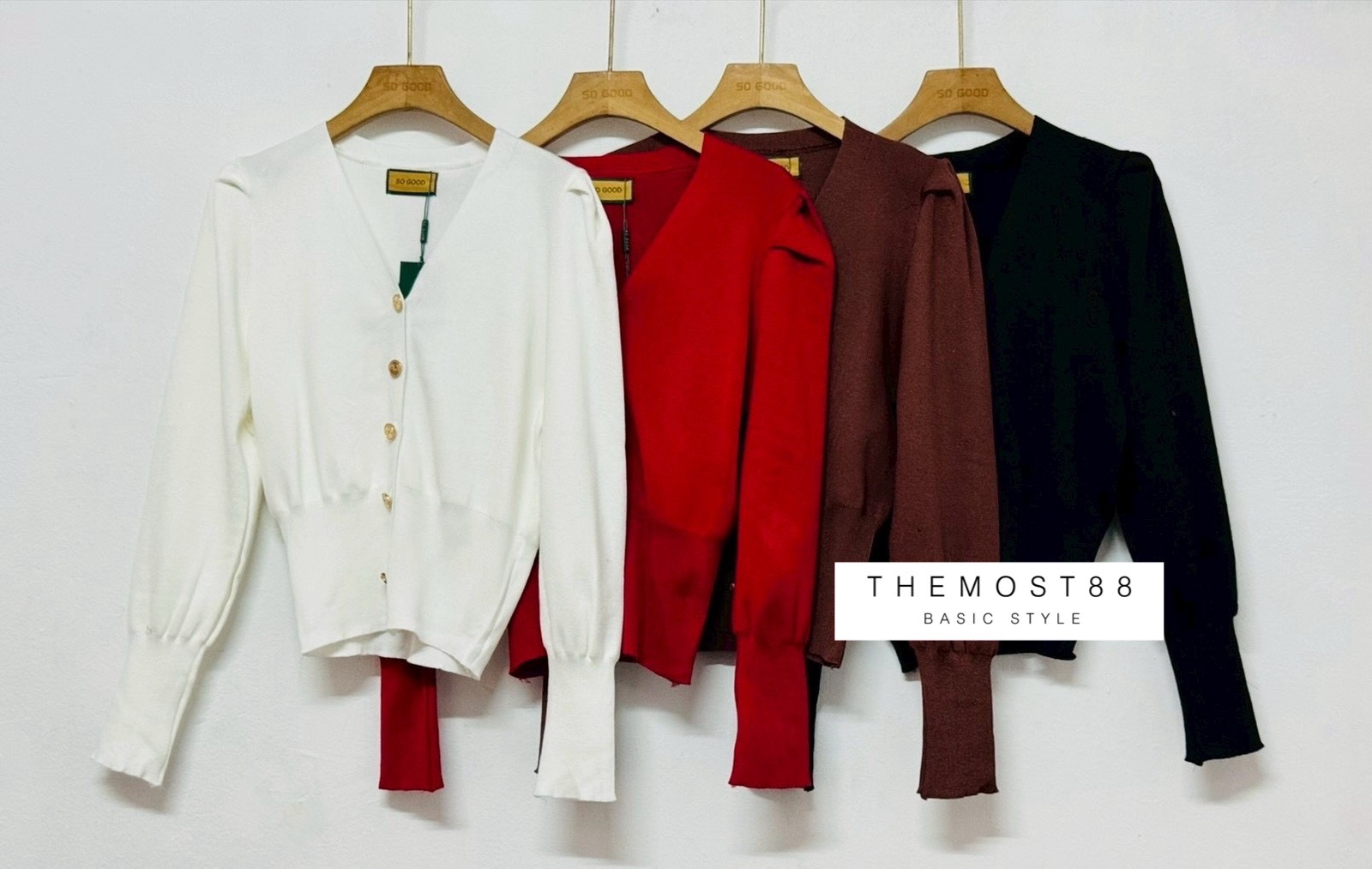 เสื้อคาร์ดิแกนปั๊วะ ๆ ที่ใส่เมื่อไหร่ก็ได้ลุคคุณหนูเกาหลีแบบ effortless 💗 ดีเทลกระดุมทองช่วยยกระดับลุคให้ดูแพงขึ้นอีกเท่าตัว ทรงพอดีตัว แขนพองเบา ๆ