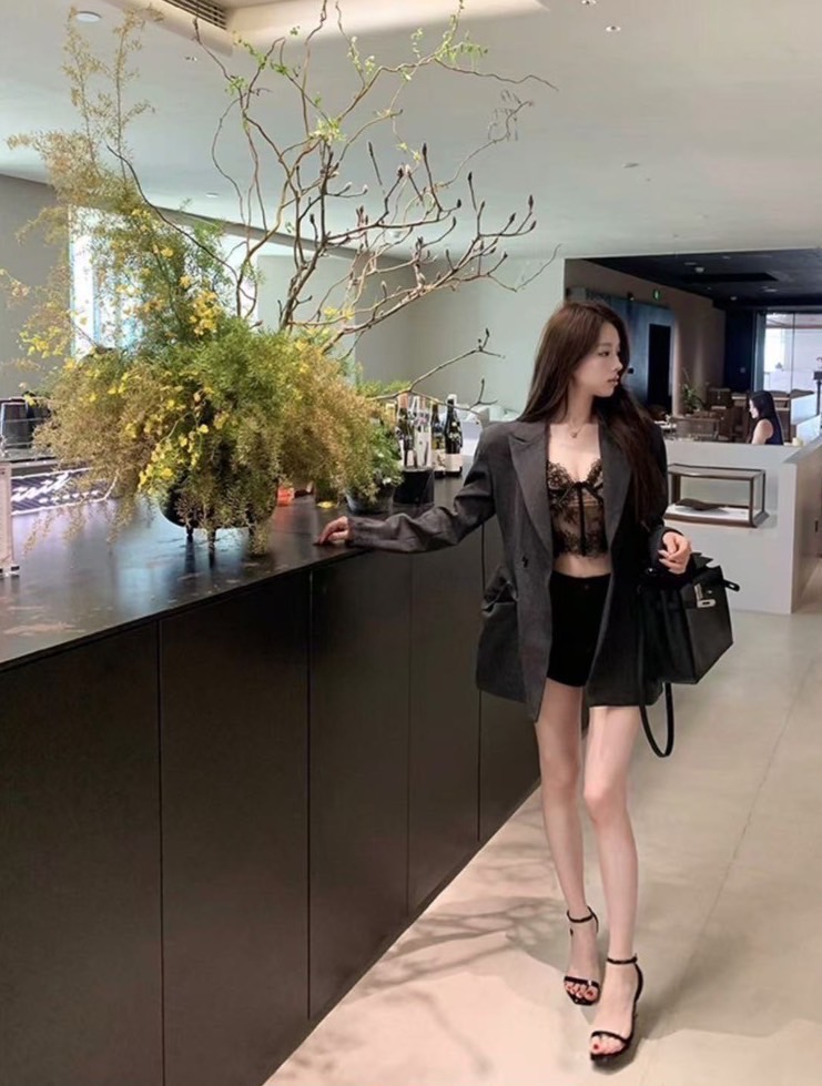 Label :: RAMI-PAPHA(รมิปภา) SET.3ชิ้น สูท+เสือด้านใน+กางเกงขาสั้น เซตเสื้อสูทสีสวย ไหล่เสริมฟองเบาๆ กระดุมหน้าใช้งานได้จริง มีกระเป๋าใช้งานได้จริง ซับในงานสูทแท้อย่างดีทั้งตัว +++มาพร้อมกับ เสื้อด้านในเนื้อผ้าลูกไม้สีดำสวยหรู อกมีฟองน้ำเพื่อทรงสวย มีซับใน