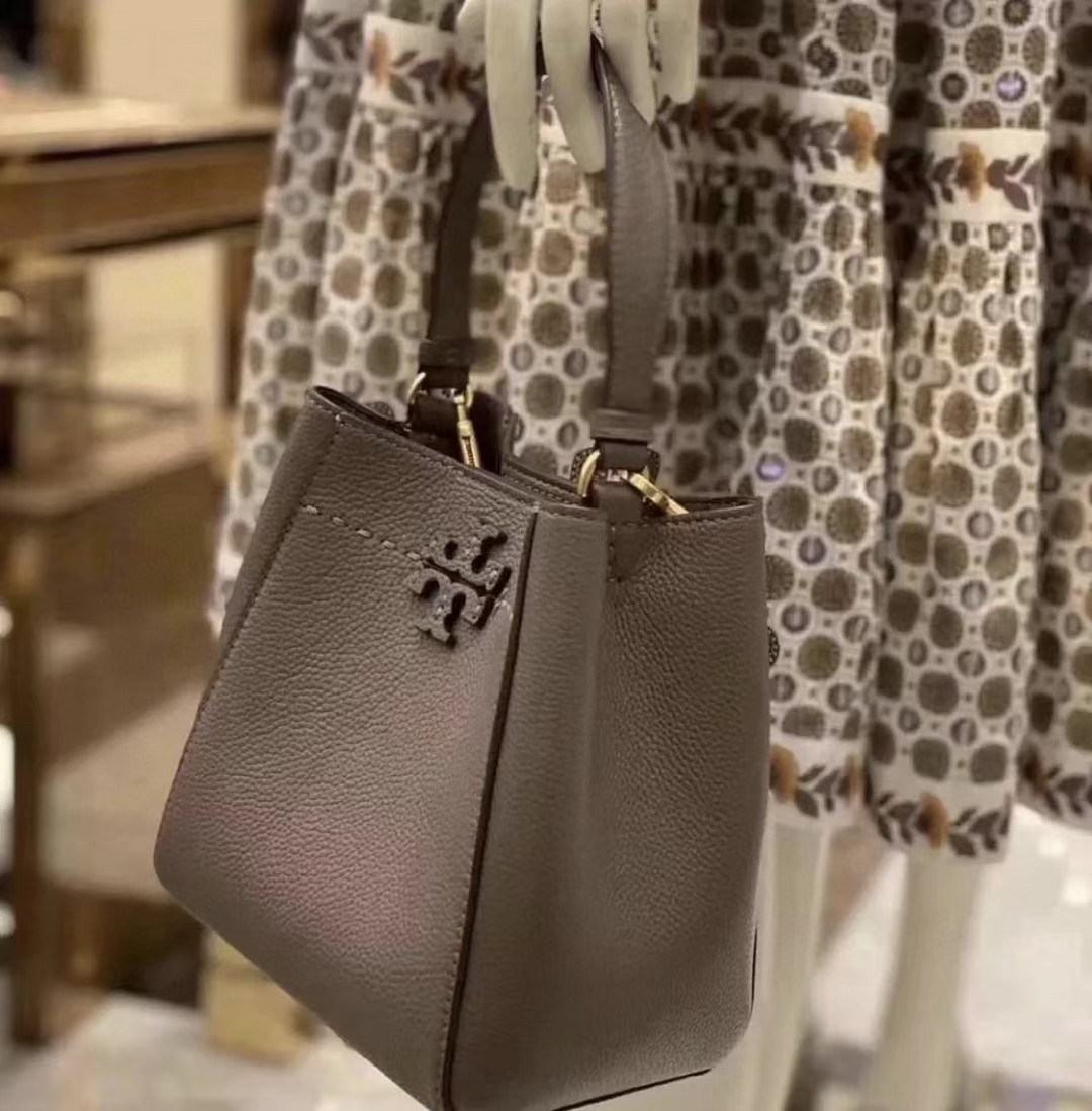 กระเป๋าสะพายไฮโซแบรนด์เนมโทรี่เบิร์ชสีเทาหนังแท้ TORY BURCH MCGRAW MINI BUCKET BAG