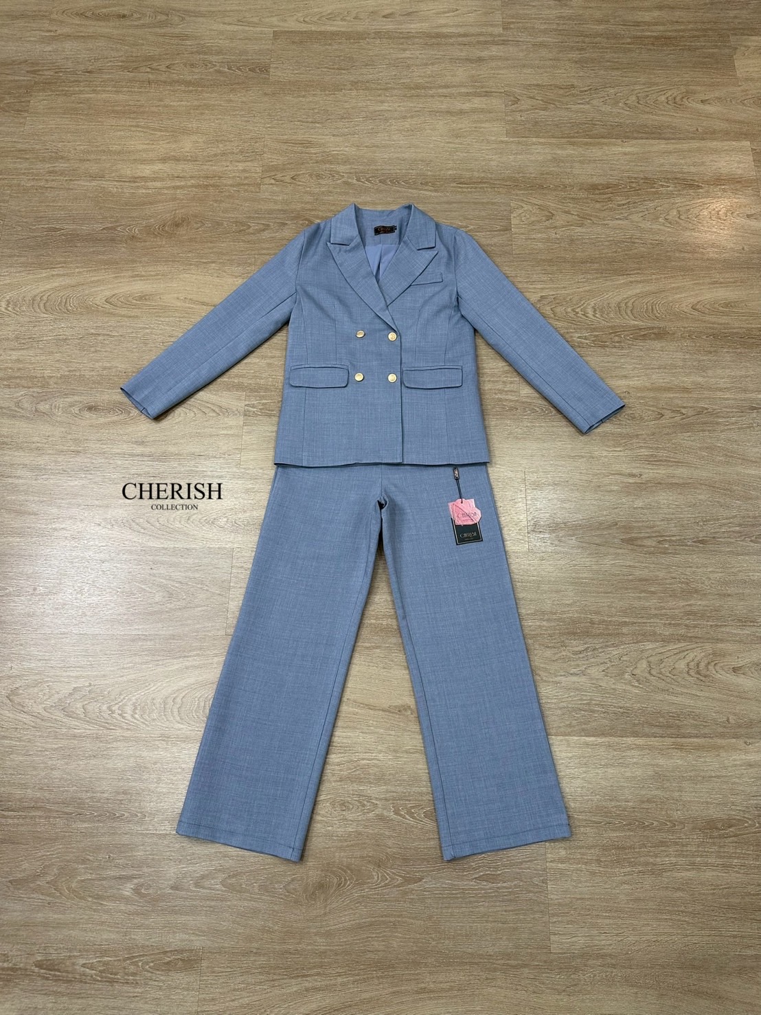 Setsuit เสื้อ+กางเกง ลุค CEO เรียบหรู ดูทันสมัย ทรงสวย ใช้ผ้าดี ใส่สบาย ตัวเสื้อสูทแต่งกระดุมทองมีกระเป๋า พร้อมซับในทั้งตัว มาพร้อมกับกางเกงขากระบอก มีกระเป๋า 2 ข้าง เซตนี้จะใส่ทำงาน
