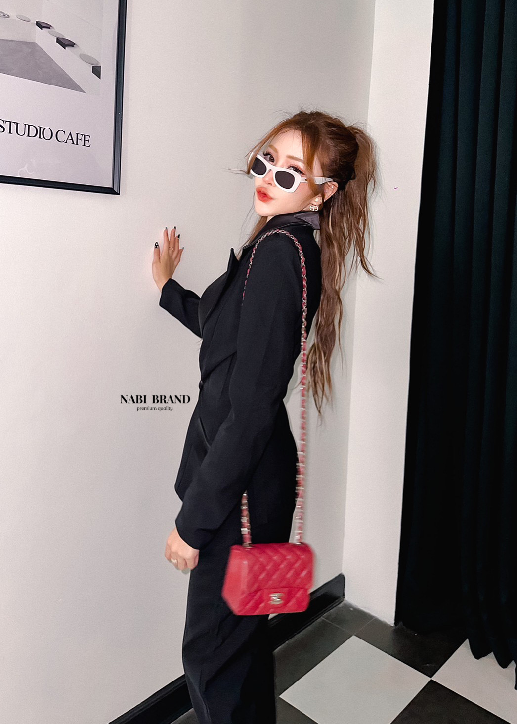 set เสื้อเบเซอร์ + กางเกงขายาว เรียบหรู เสื้อสูทแต่งปกผ้าเงาให้ดูเด่น กางเกงทรงเข้ารูปบานปลายเล็กน้อย