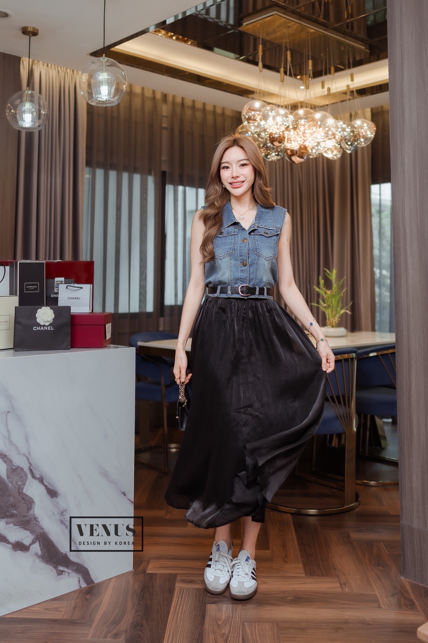 Jeans Set ชุดเซต ตัวเสื้อเป็นเสื้อยีนแขนกุด ช่วงเอวมาพร้อมกับเข็มขัดกันนะคะ ตัวกระโปรงแต่งสม๊อคอย่างดีนะคะ ด้านในแต่งซับอย่างดีคะ เซตนี้คุ้มมากๆคะ แม๊ทกับรองเท้าผ้าใบก็เก๋คะ