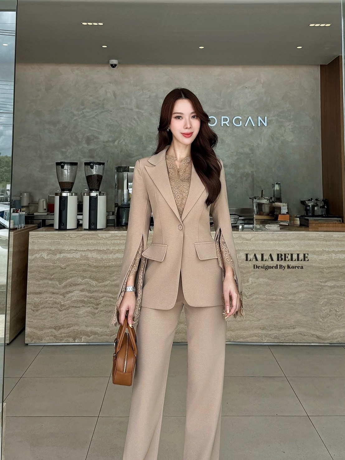 เซต3ชิ้นผ้าสูทอัดกาวอย่างดีผ้าดีทรงสวยเสื้อครอปสายเดี่ยวเสริมฟองน้ำปรับสายได้ใส่คู่กางเกงขายาวเอวสูงมีกระเป๋ากางเกง2ข้างมีซับในอัดกาวอย่างดีมาพร้อมเสื้อสูทคอปกแขนยาวผ่าแขนแต่งลูกไม้ช่วงขอบคอและขอบแขนมีซับในอัดกาวอย่างดีงานคุณภาพ