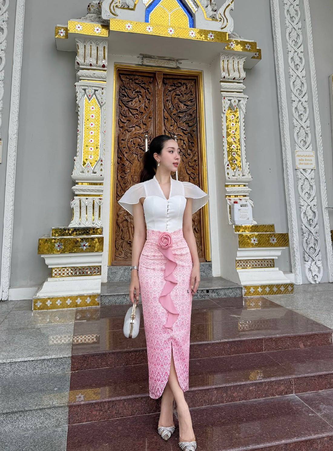 set 2 ชิ้นเสื้อสีขาวกระดุมหน้า ตัดเย็บอย่างดีมีซับใน + กระโปรงผ้าถุงสำเร็จทรงเอวสูง ผ้าพิมพ์ลาย แต่งระบายด้านหน้า+ เข็มกลัดดอกไม้ 1 ชิ้นติดได้ตามต้องการ Color::ตามรูป