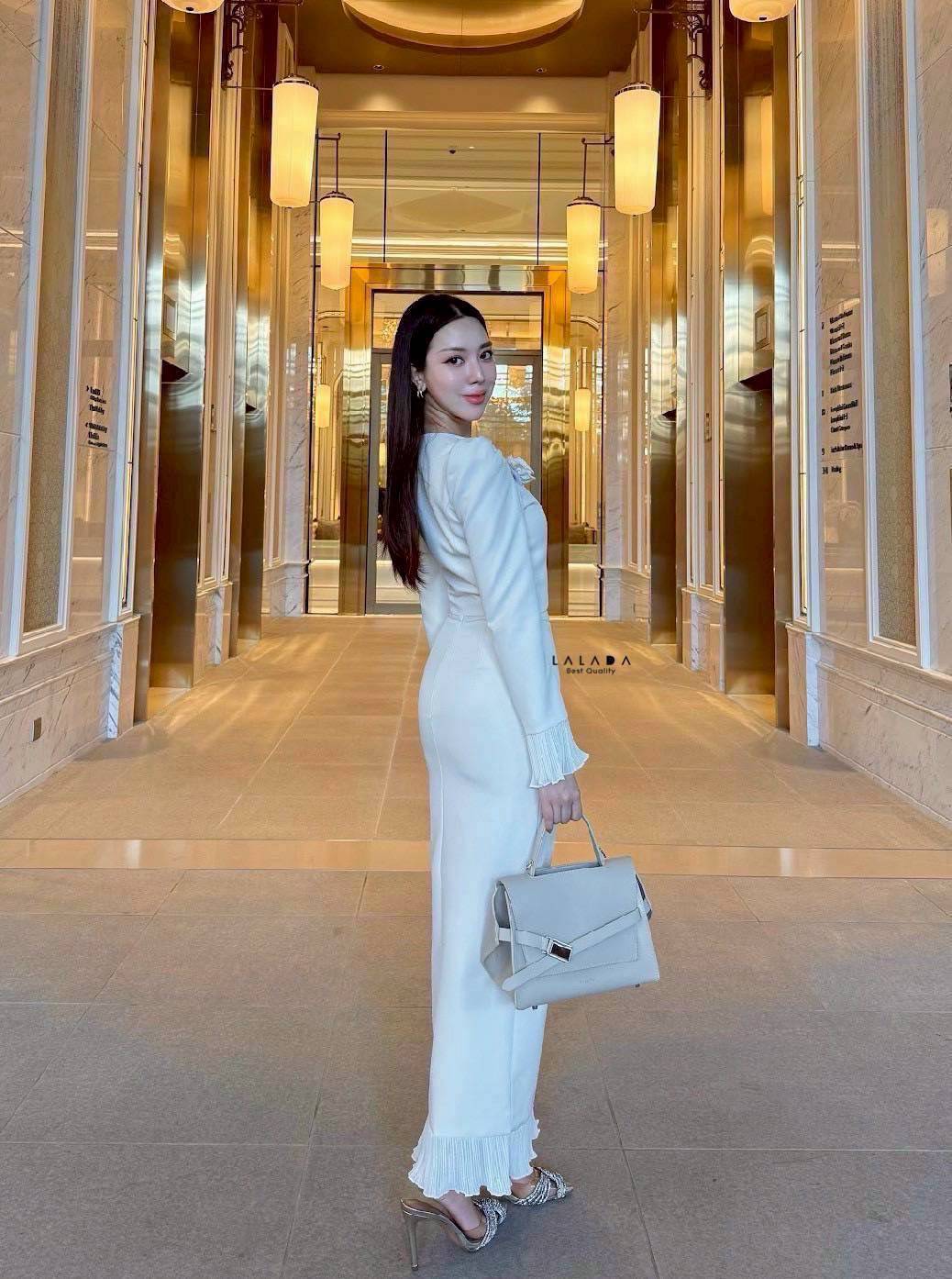 set 2 ชิ้นเสื้อสีขาวแขนยาวกระดุมหน้ากระดุมหน้า ปลายแขนแต่งระบาย ตัดเย็บอย่างดีมีซับใน + เข็ดกลัดดอกไม้ + กระโปรงยาวเนื้อผ้าเดียวกันแต่งระบายด้านหน้า สวยลัคชู ใส่ไปไหนก็รอดค่ะ