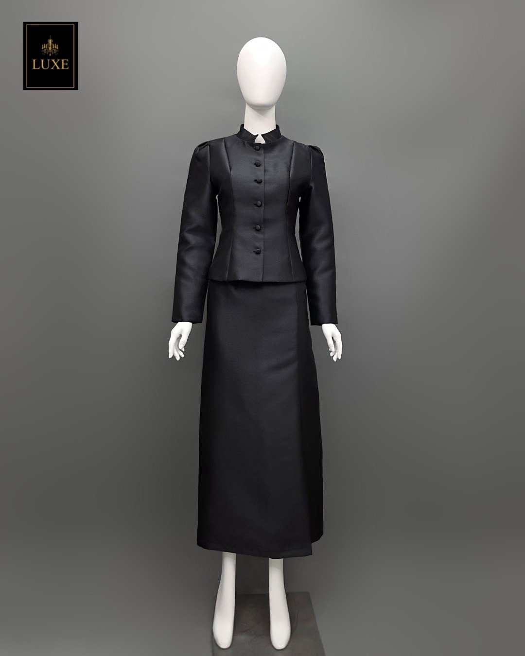 Elegant Black Chitralada Thai Attire Label : LUXE ☑️ เซ็ทเสื้อเข้ารูปผ่าหน้าแขนยาวทรงกระบอก จับคู่กระโปรงป้ายยาวทรงสอบ ☑️ ผ้าปารีส สีดำสนิทมันเงาเล็กน้อย ☑️ สวมใส่สบาย แพทเทิร์นเนี้ยบเข้ารูปกระชับ ☑️ ตัดเย็บอย่างปราณีตด้วยช่างท