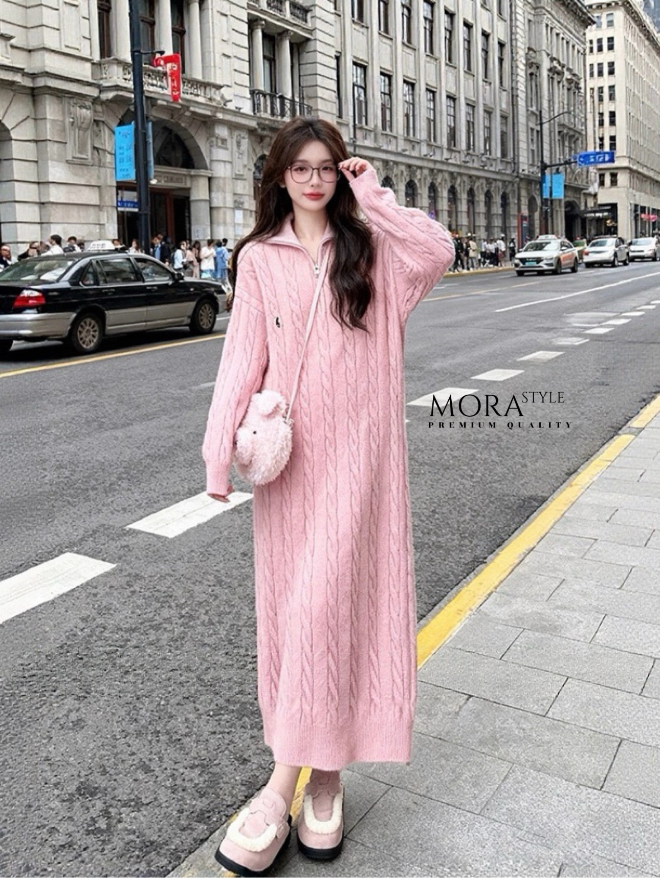 เดรสไหมพรหมแขนยาว คอเต่า เนื้อผ้านุ่มใส่สบาย ปักโลโก้ด้านหน้า มีซิปรูด เป็นอีกหนึ่งคอลเลคชั่นแนะนำสำหรับหนาวนี้เลยค่าา